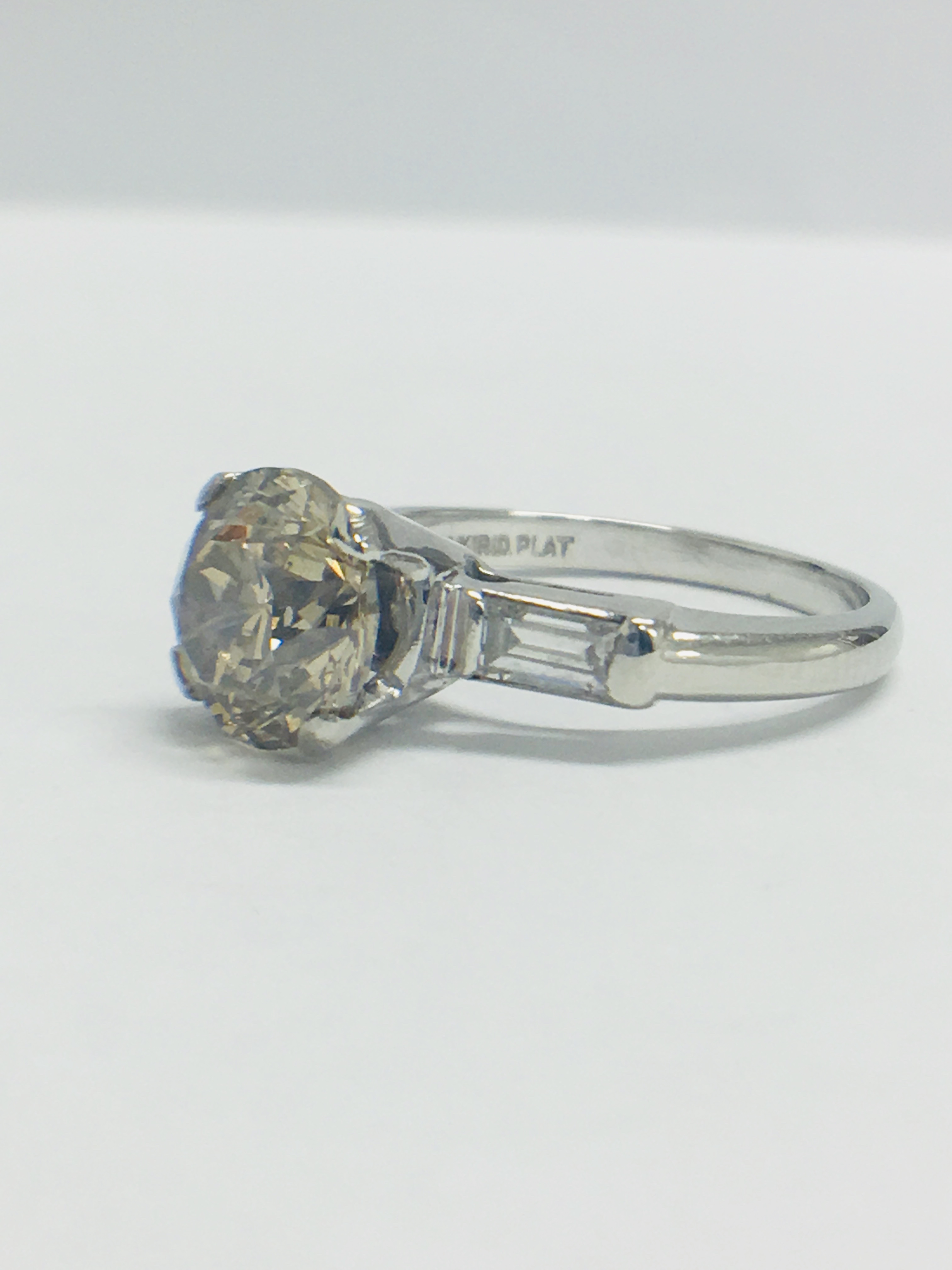 PLATINUM DIAMOND RING - Image 2 of 9