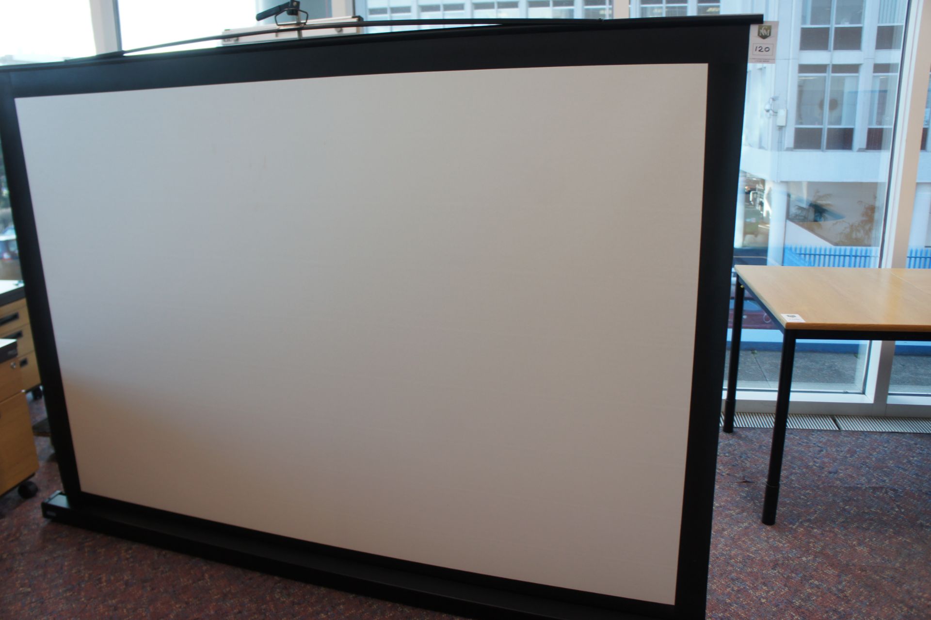 Bretford rollaway projection screen - Image 2 of 2