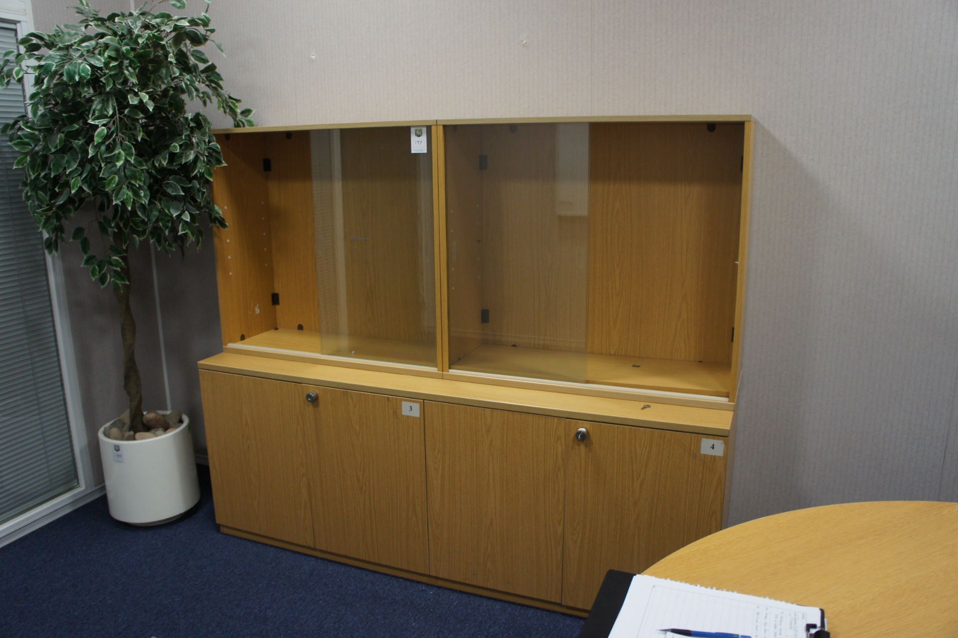 Sideboard comprising 2 x display cases 2 x cupboards - Image 2 of 2