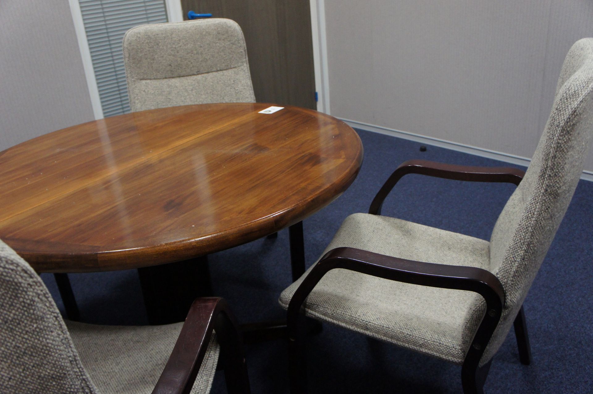 Circular extending meeting table with 4 x timber frame meeting chairs - Image 2 of 2