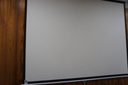 Rollaway projector screen