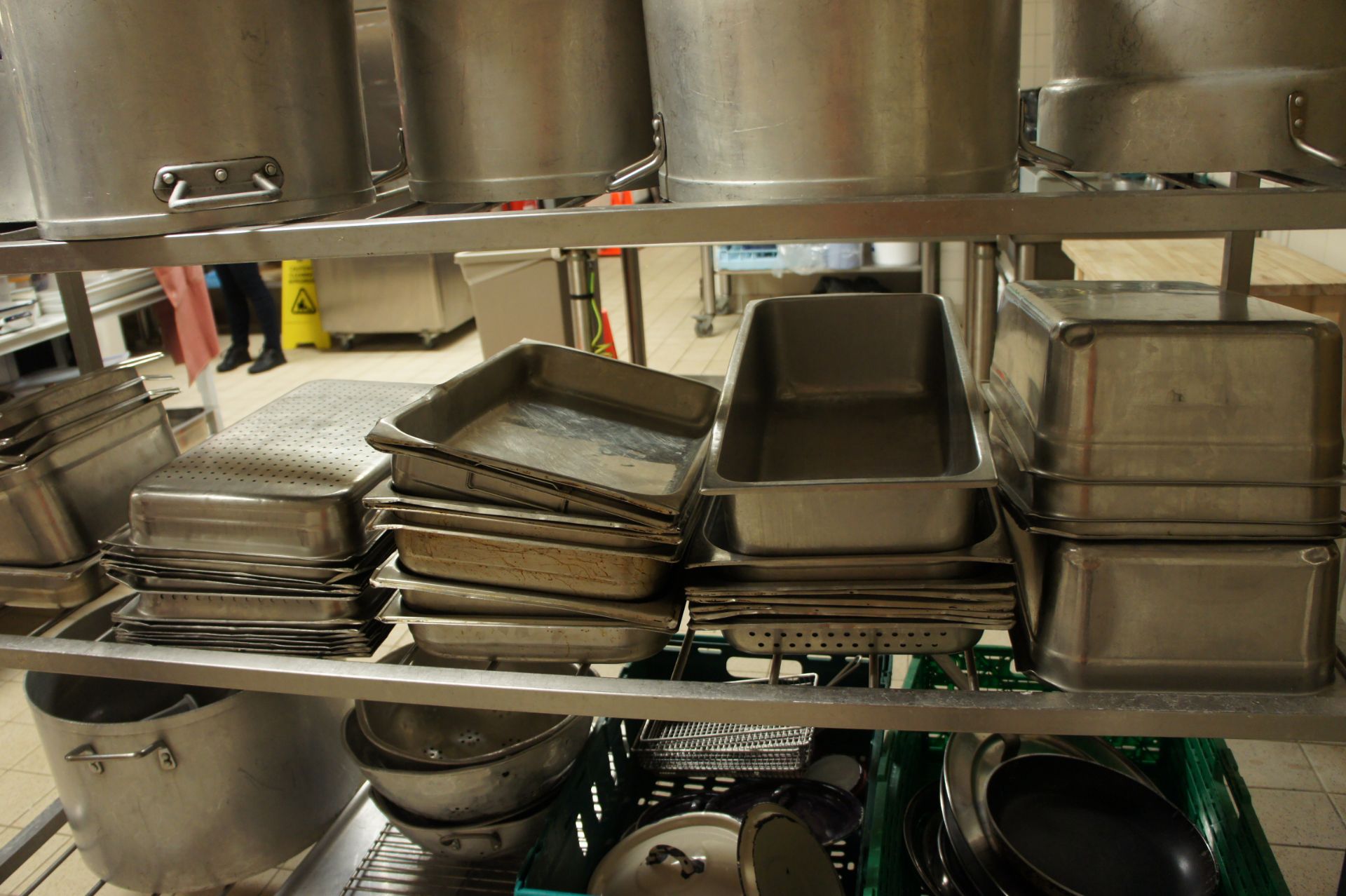 A quantity of baking/roasting tins, as lotted - Image 2 of 2