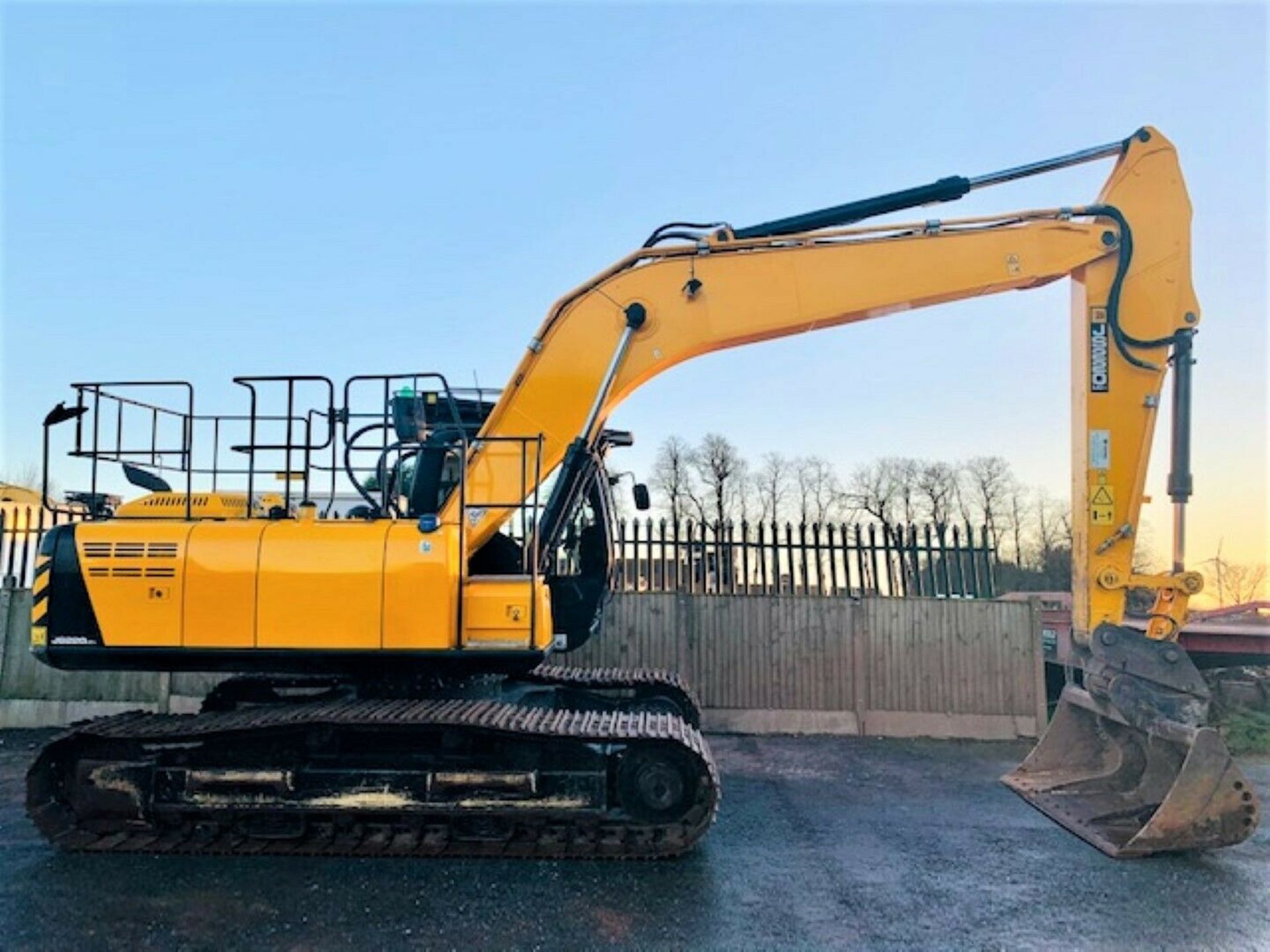 JCB JS220 LC PLUS Digger / Excavator