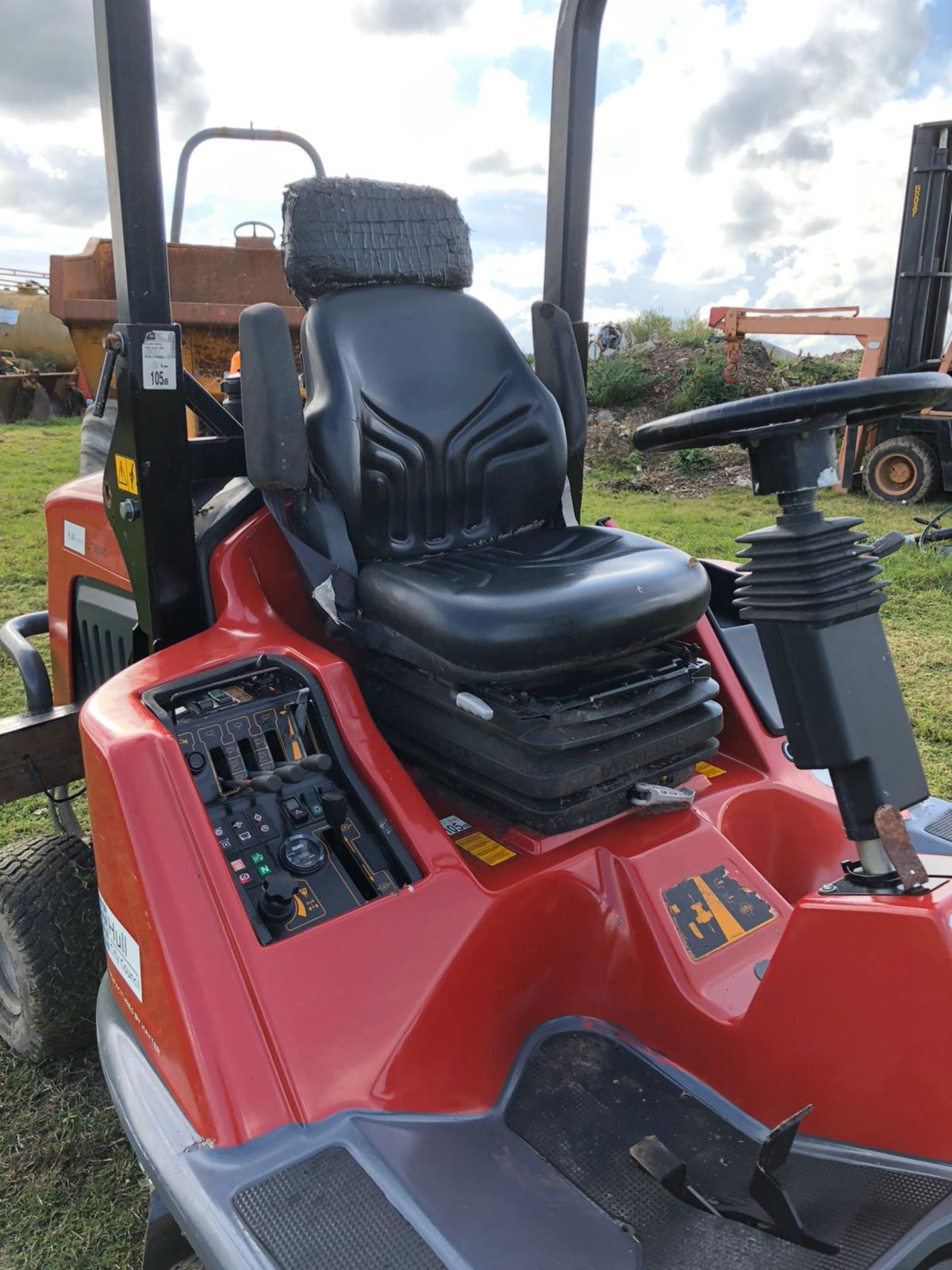 TORO LT3240 Ride On Lawn - Image 4 of 6