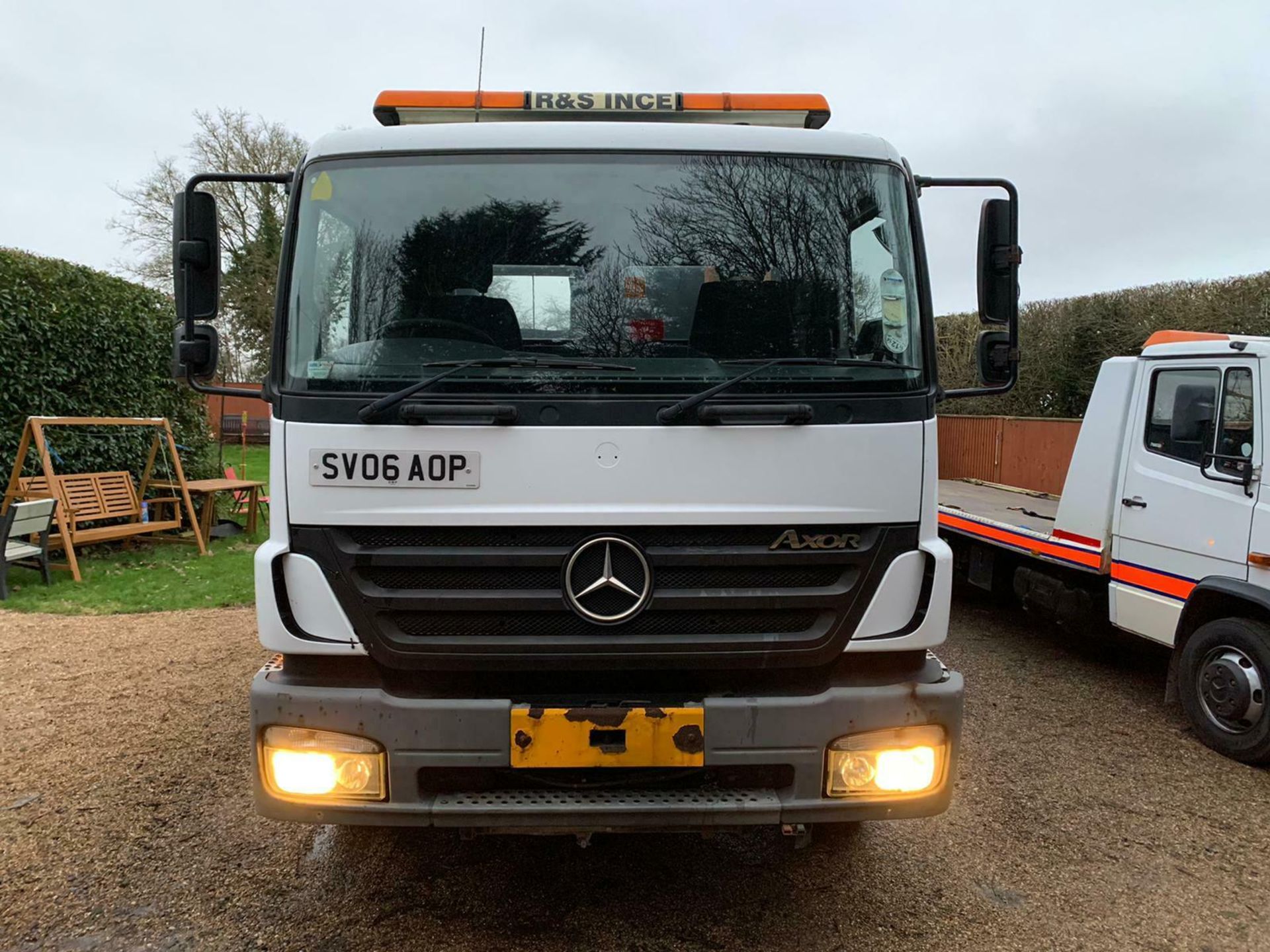 Mercedes 1823 3 Way Tipper 18 Ton Truck - Image 2 of 9