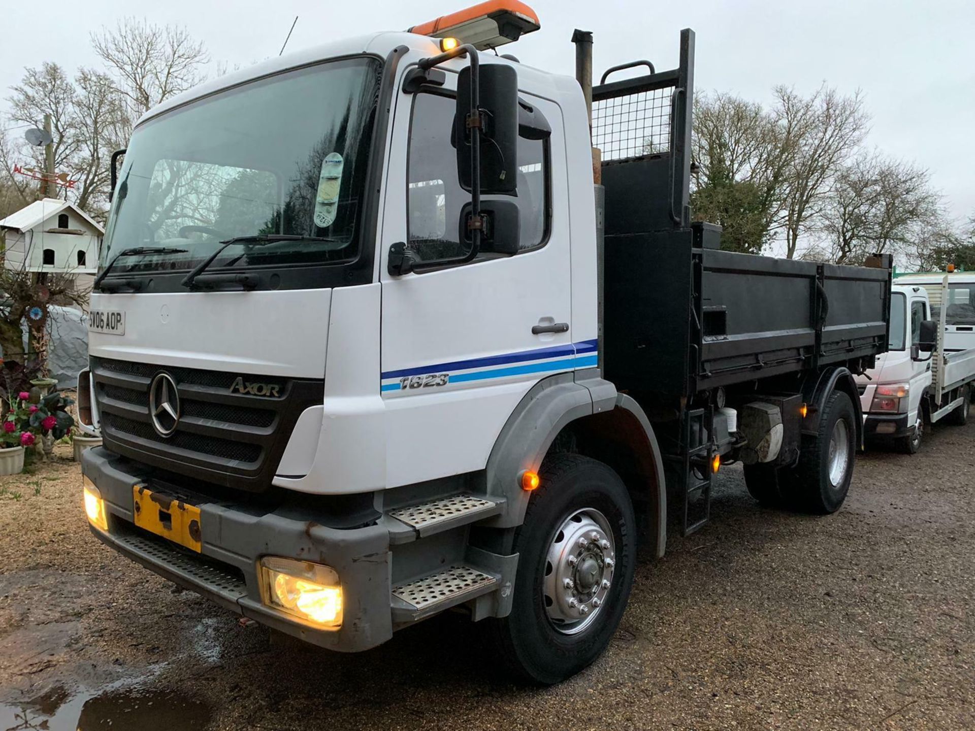 Mercedes 1823 3 Way Tipper 18 Ton Truck - Image 3 of 9