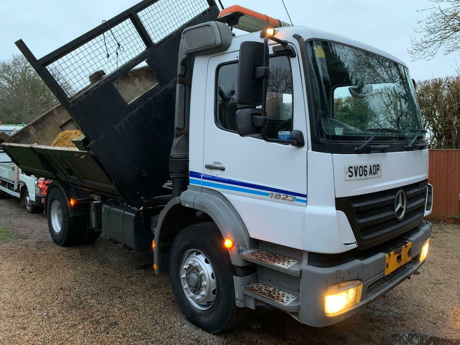 Mercedes 1823 3 Way Tipper 18 Ton Truck - Image 9 of 9