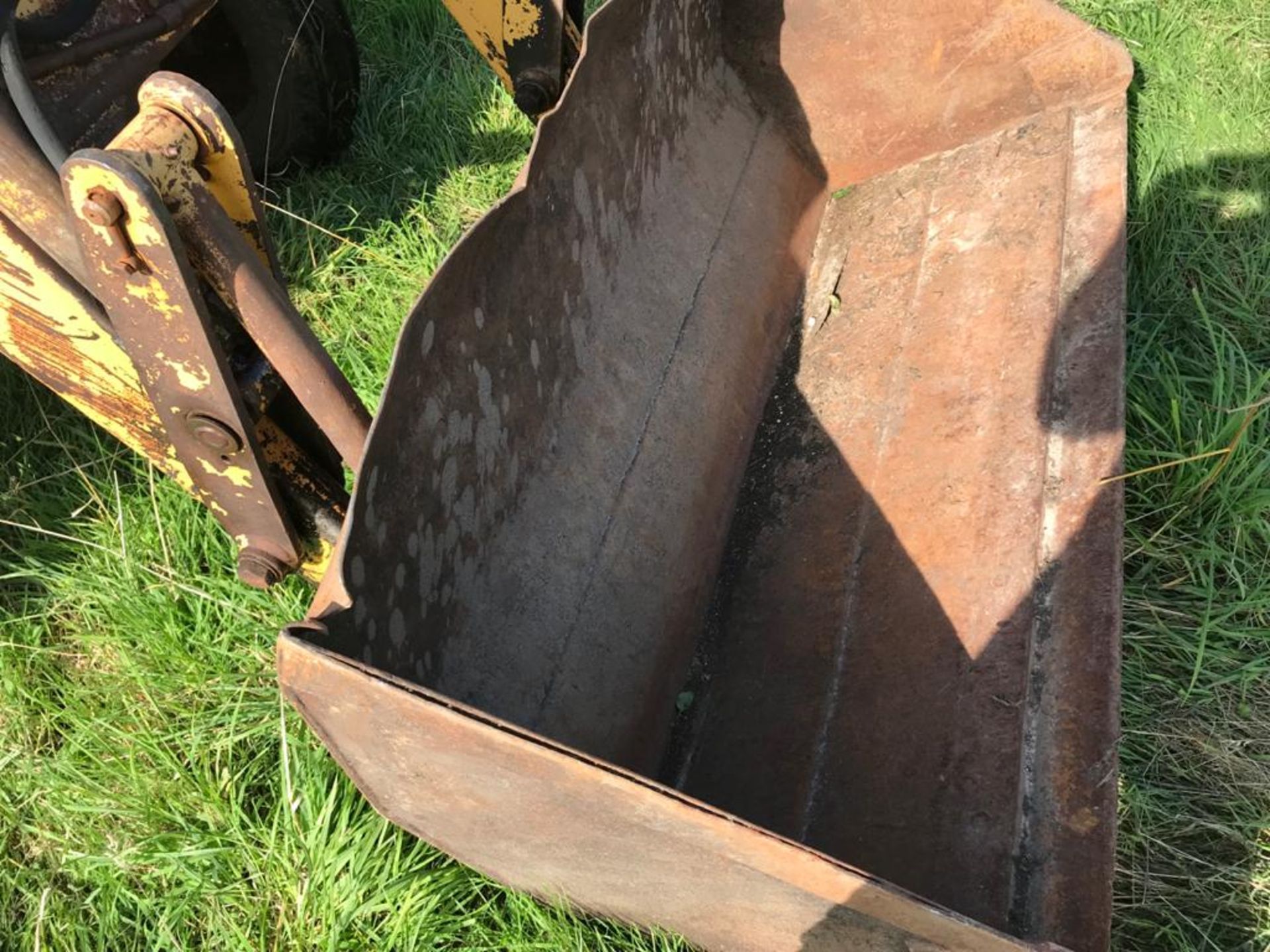 Mf 30E Loader Tractor With Bucket - Image 2 of 4