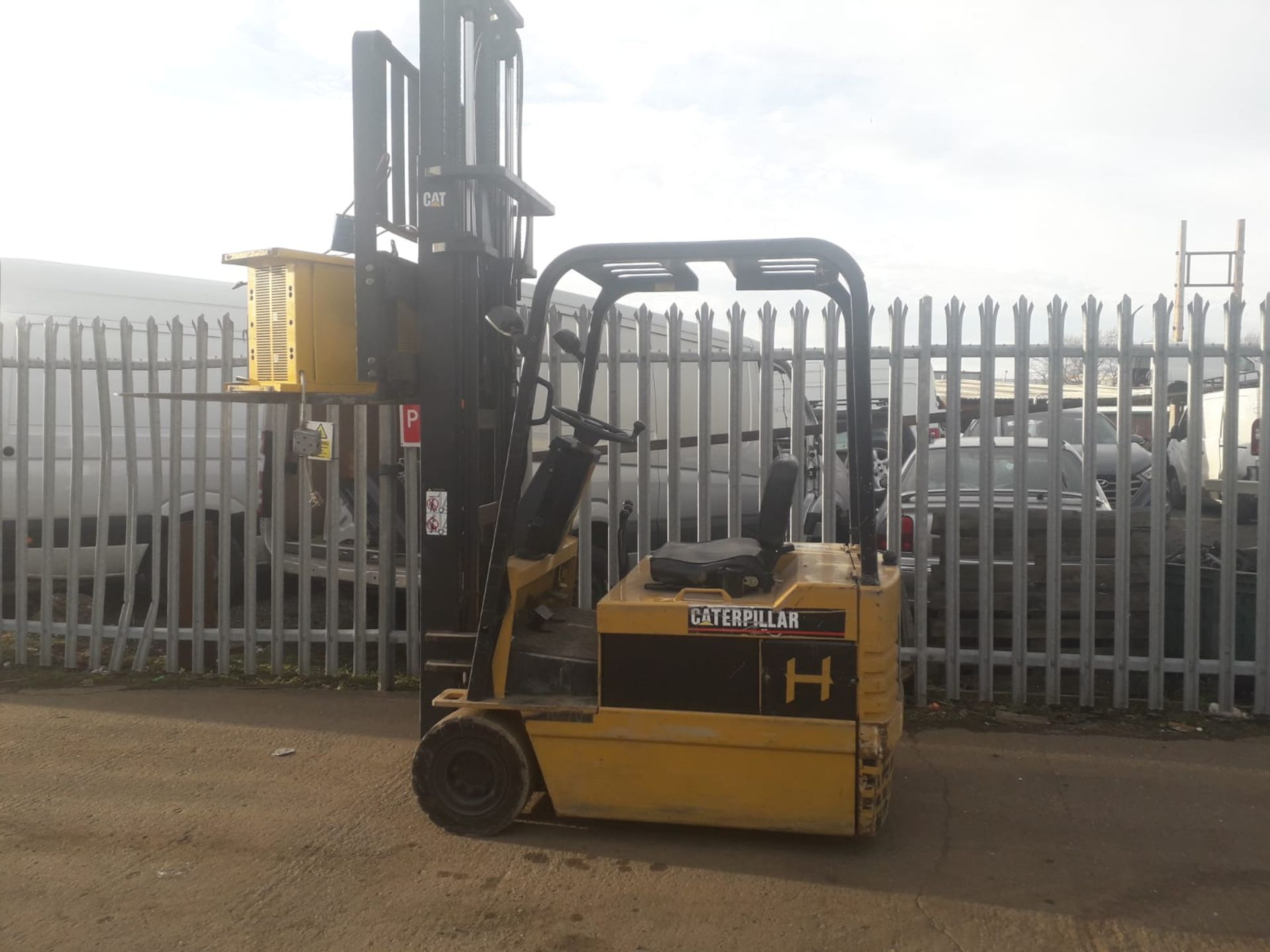 Caterpillar 1.5 Tonne Electric 3 Wheel Forklift - Image 4 of 7