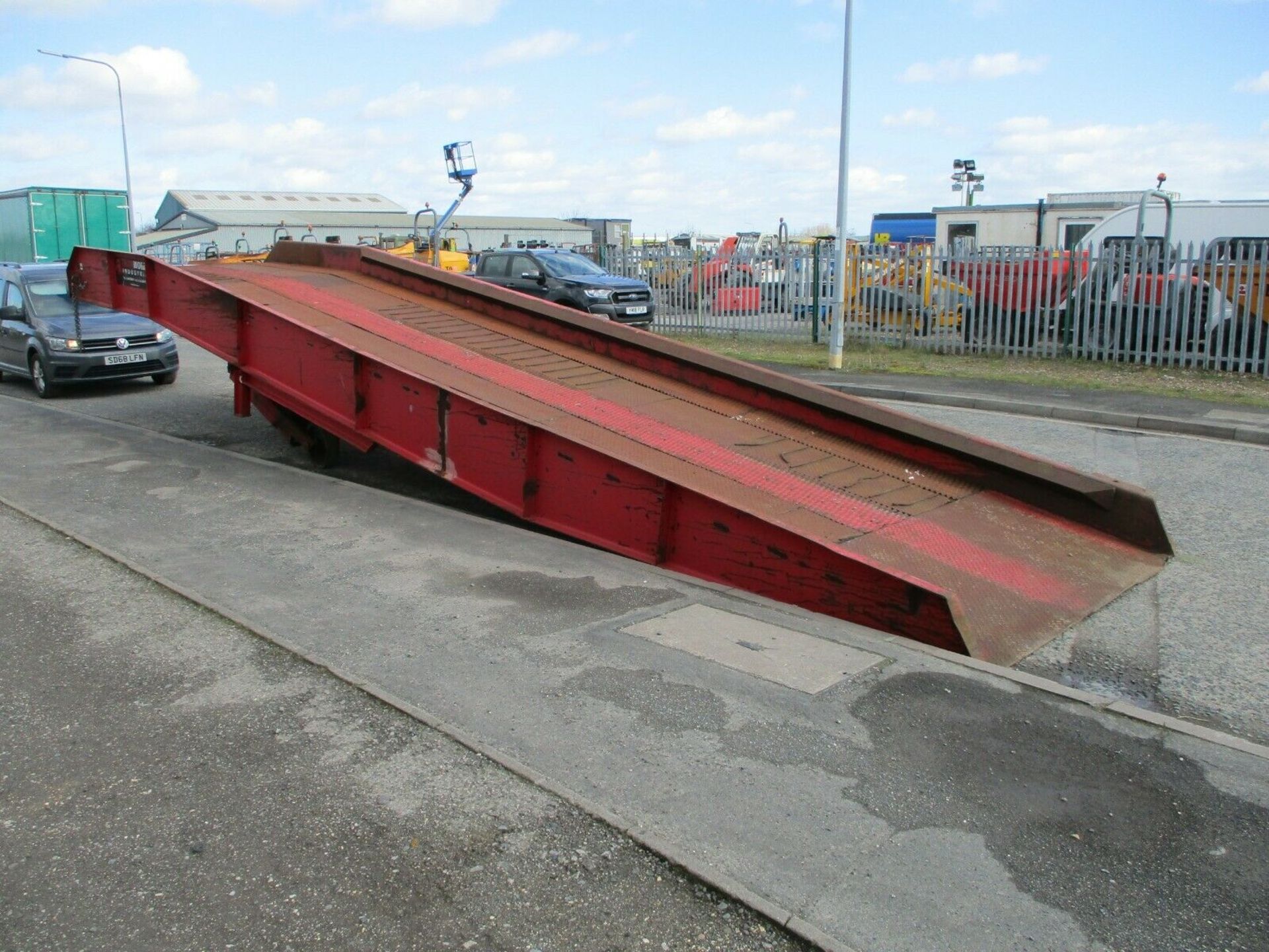 Chase Container Loading Ramp 10 ton capacity. Lifts and lowers with ...