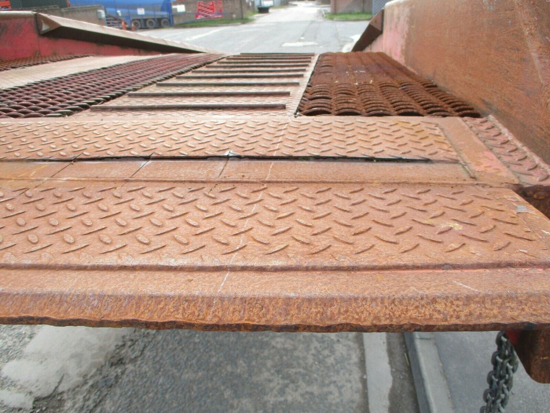 Chase Container Loading Ramp 10 ton capacity. Lifts and lowers with ...