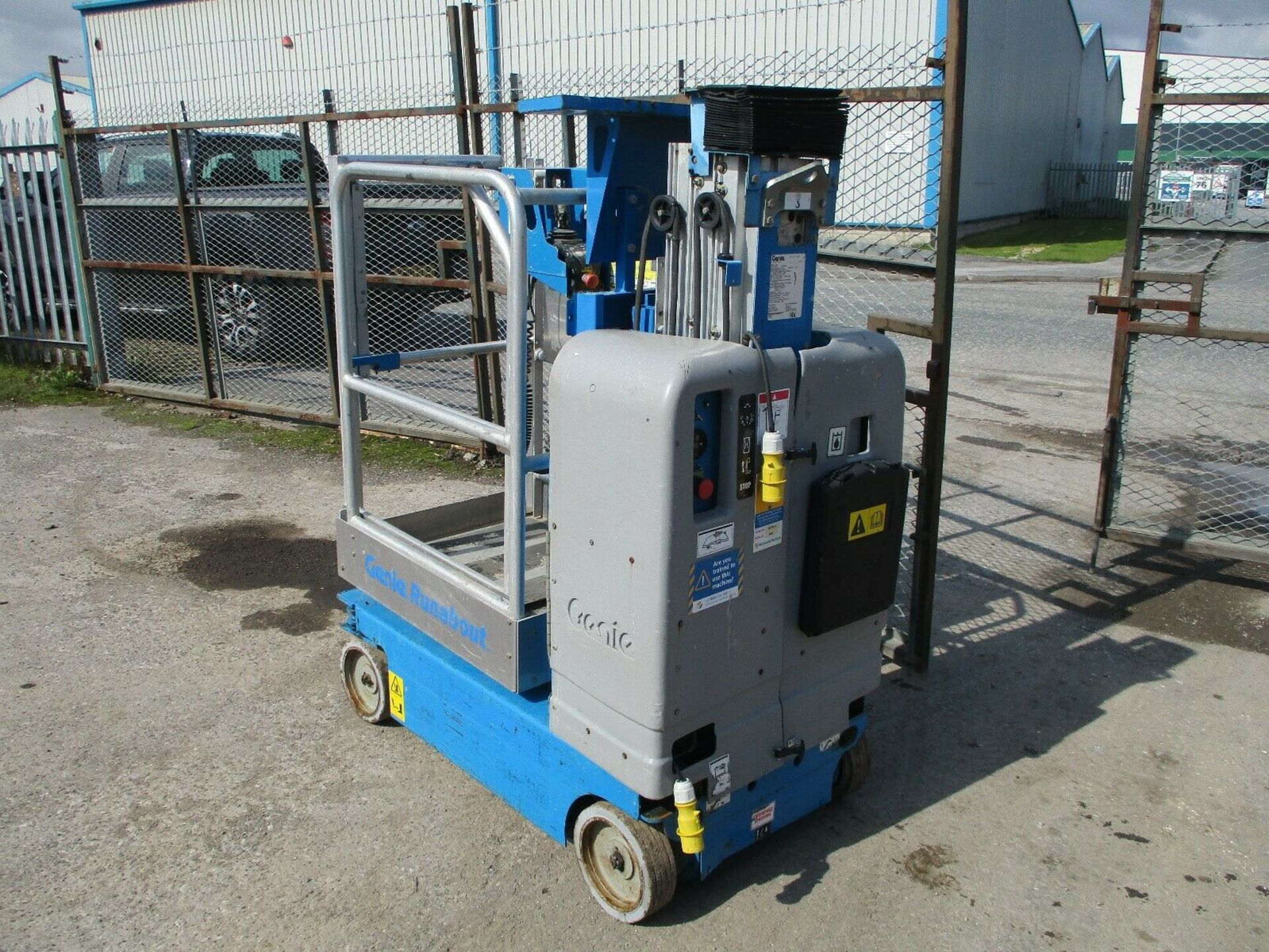 Genie GR12 Cherry Picker - Image 6 of 9