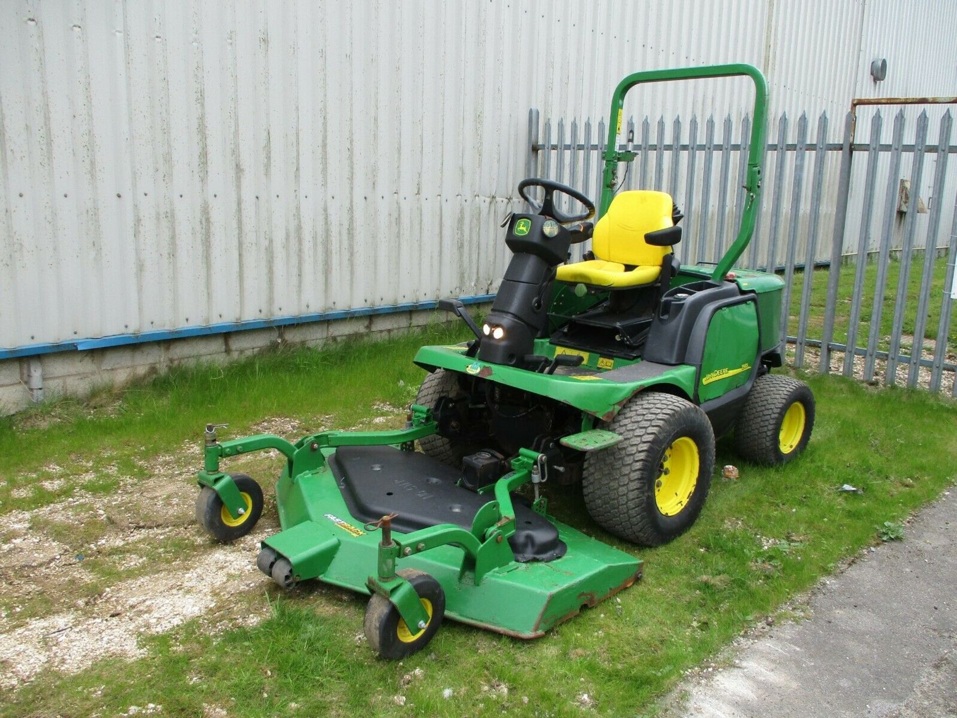 John Deere 1565 Out Front Ride On Lawn Mower - Image 2 of 9