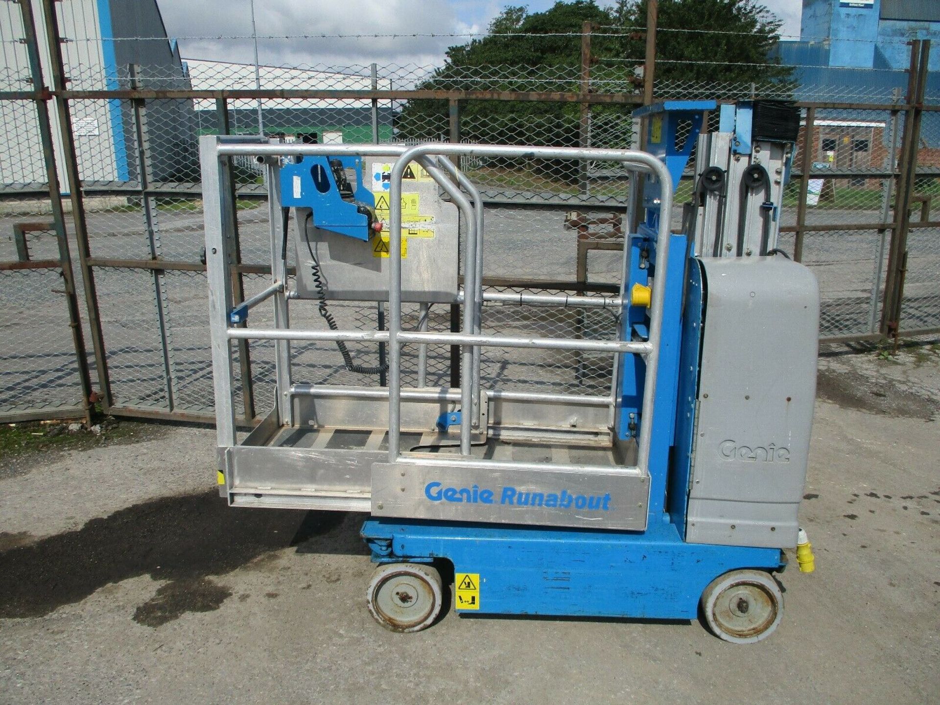 Genie GR12 Cherry Picker - Image 8 of 9