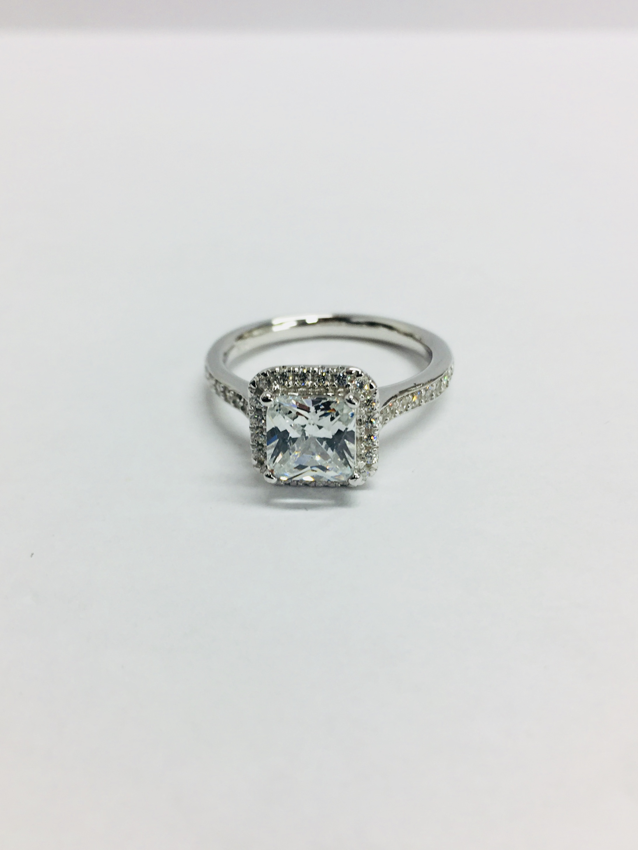 1.00CTct diamond set solitaire ring with a princess cut diamond