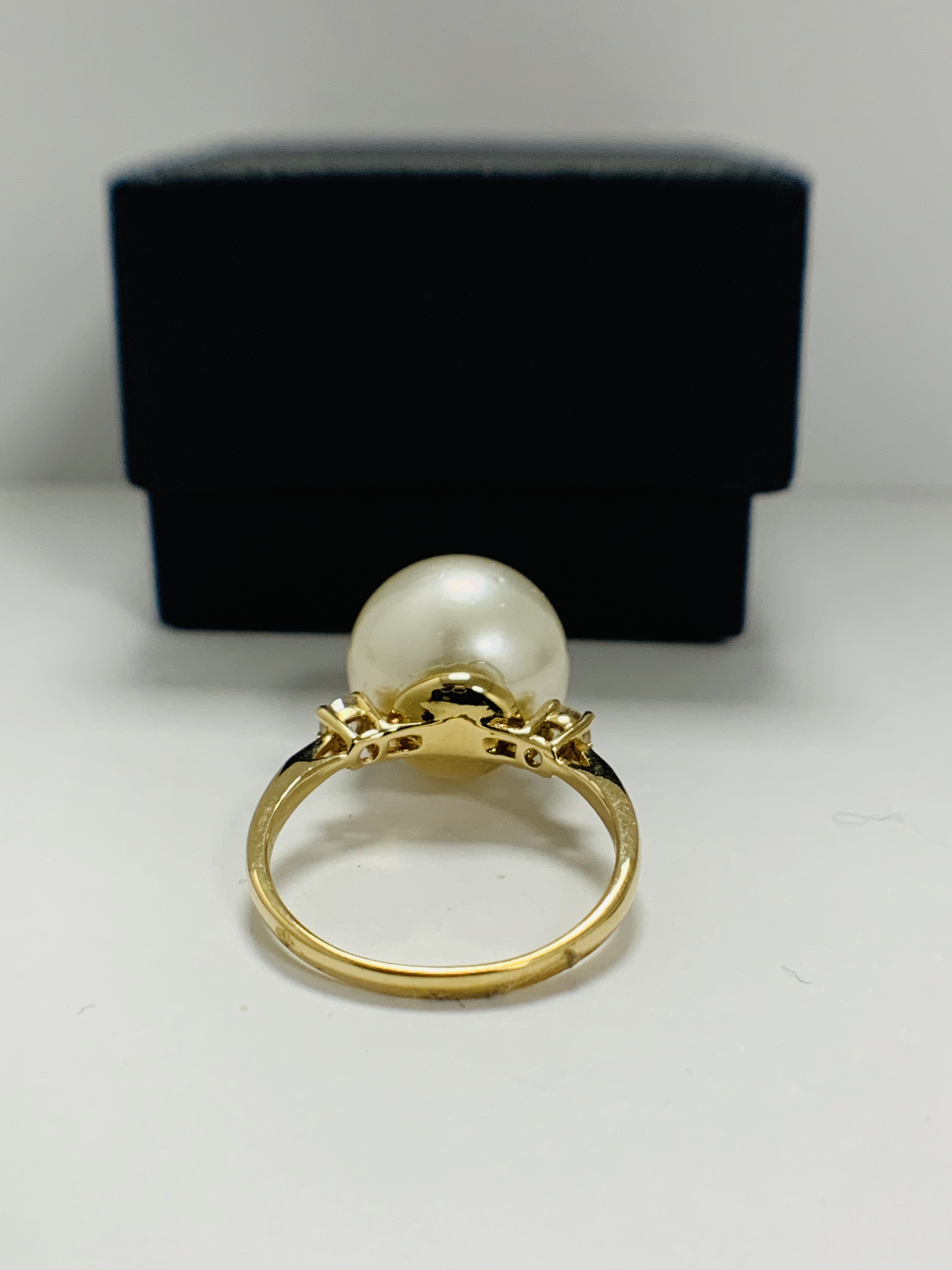 14ct Yellow Gold Pearl and Diamond ring featuring centre, South Sea Pearl, with 2 round brilliant cu - Image 5 of 9