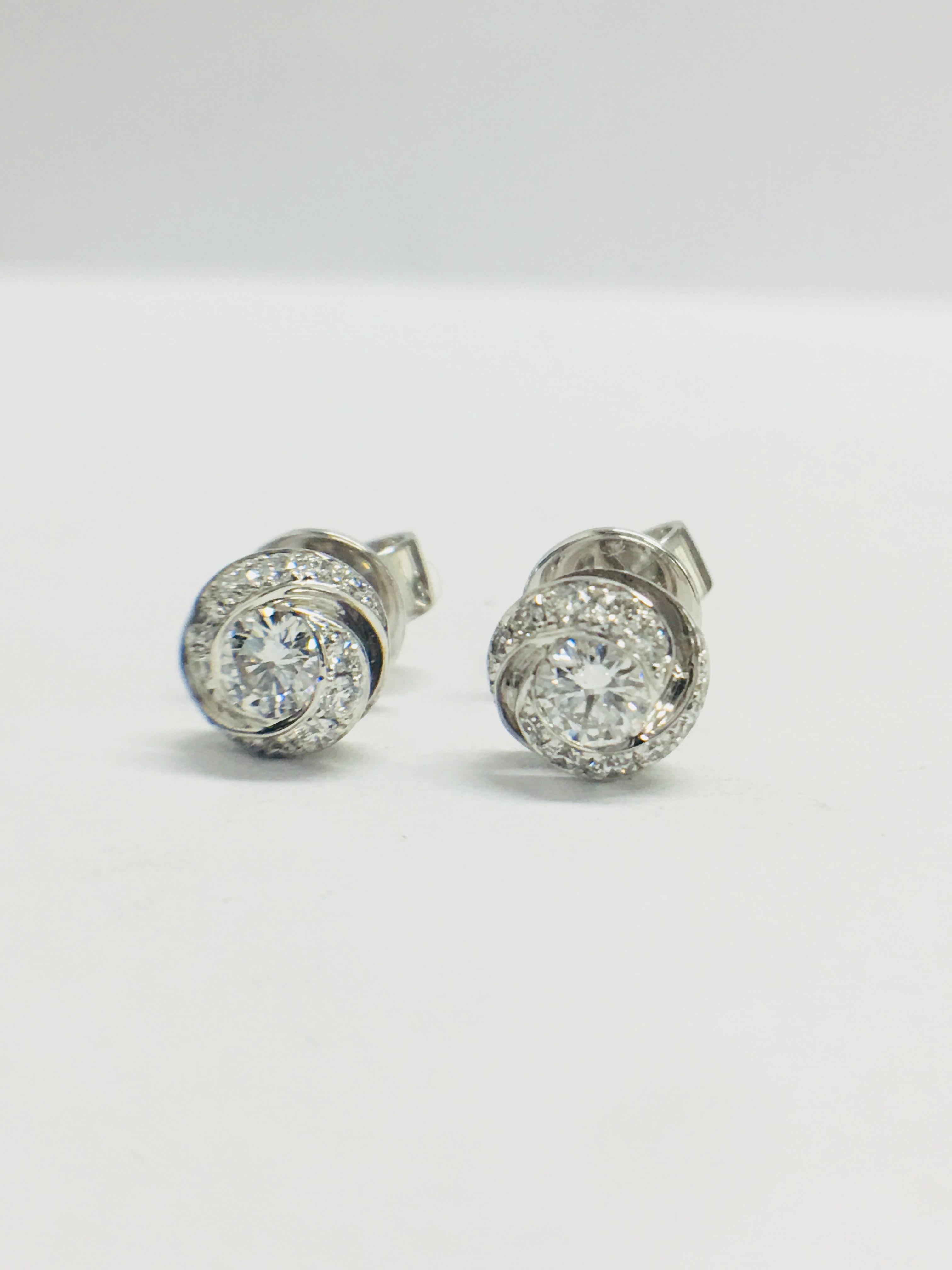 18ct diamond Stud Earrings ,diamonds are GH colour - Image 2 of 4