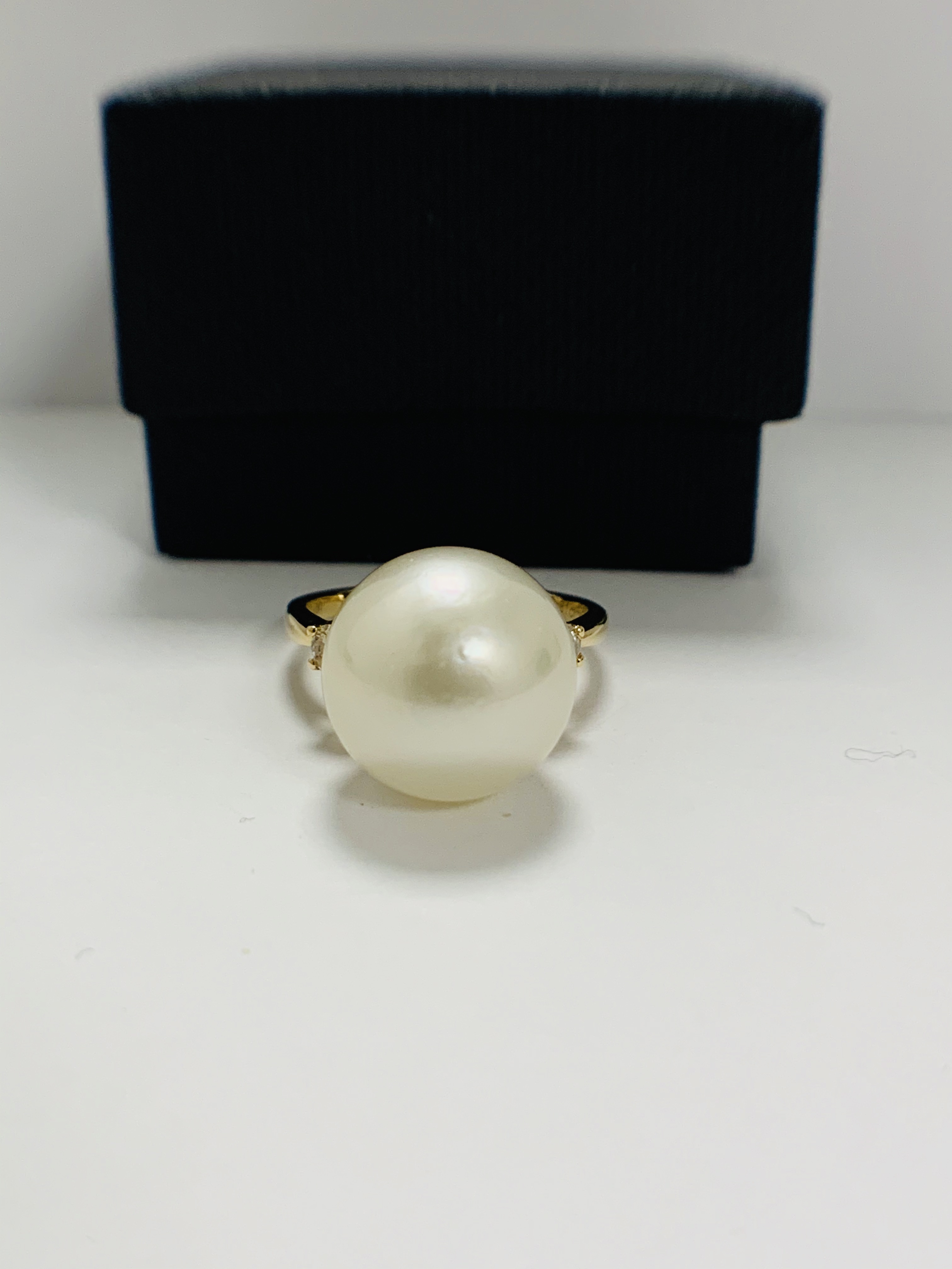 14ct Yellow Gold Pearl and Diamond ring featuring centre, South Sea Pearl, with 2 round brilliant cu