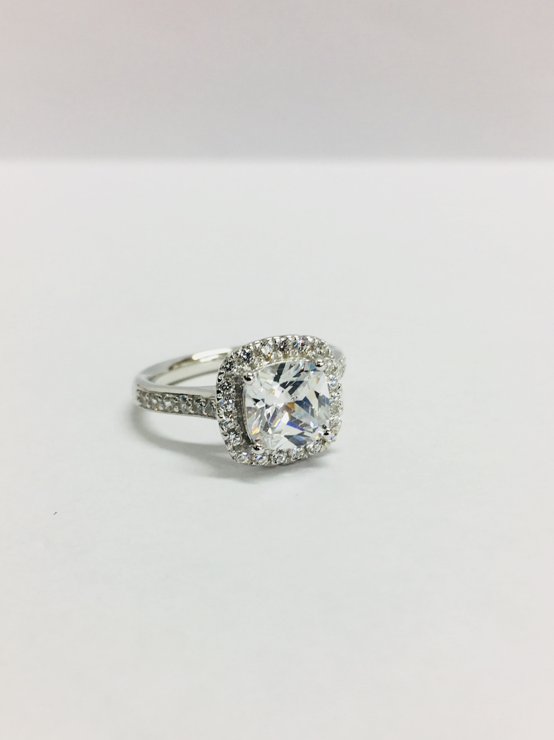 1.00ct diamond set solitaire with a cushion cut diamond - Image 6 of 6
