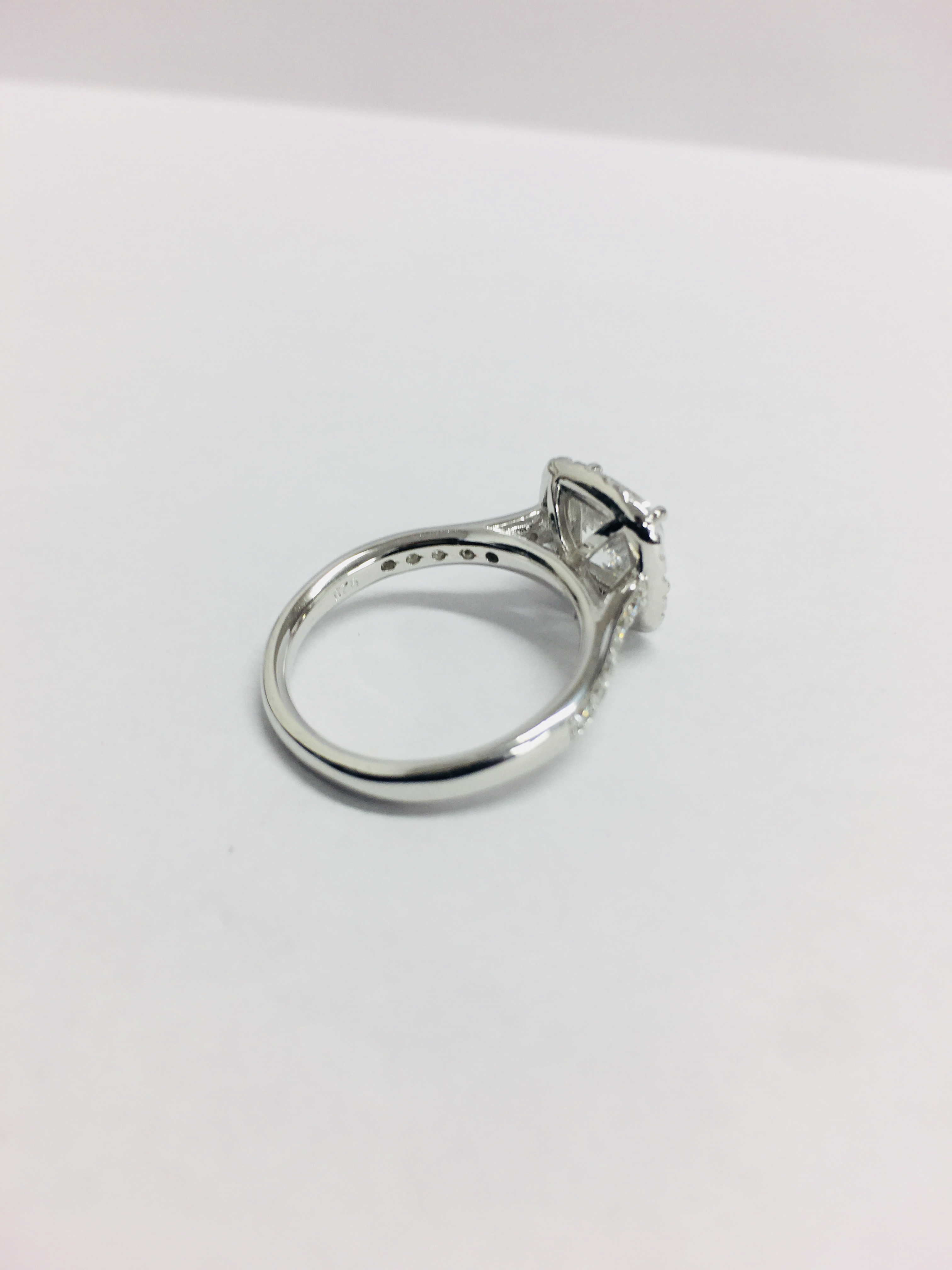 1.00ct diamond set solitaire with a cushion cut diamond - Image 4 of 6