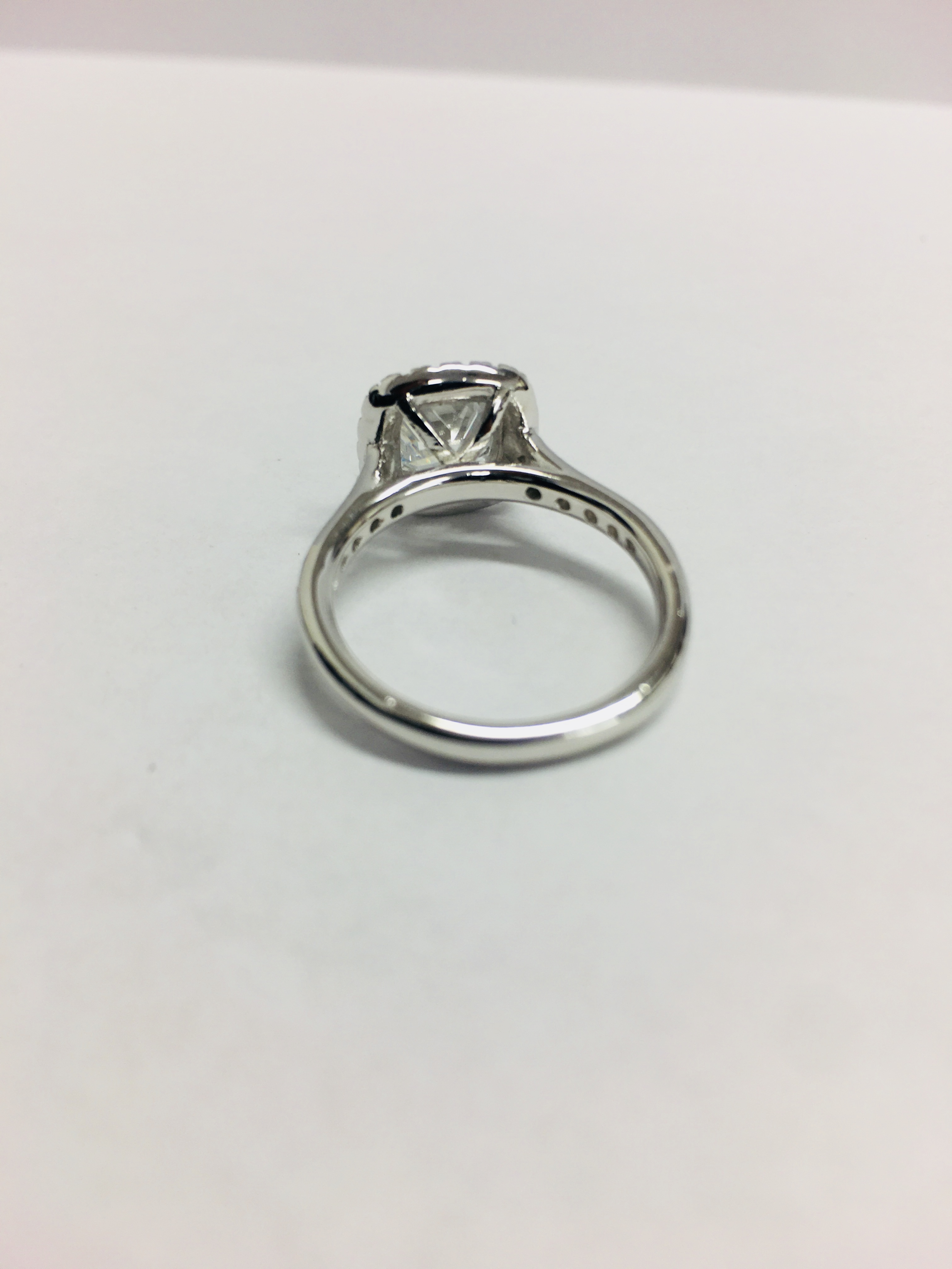 1.00ct diamond set solitaire with a cushion cut diamond - Image 3 of 6