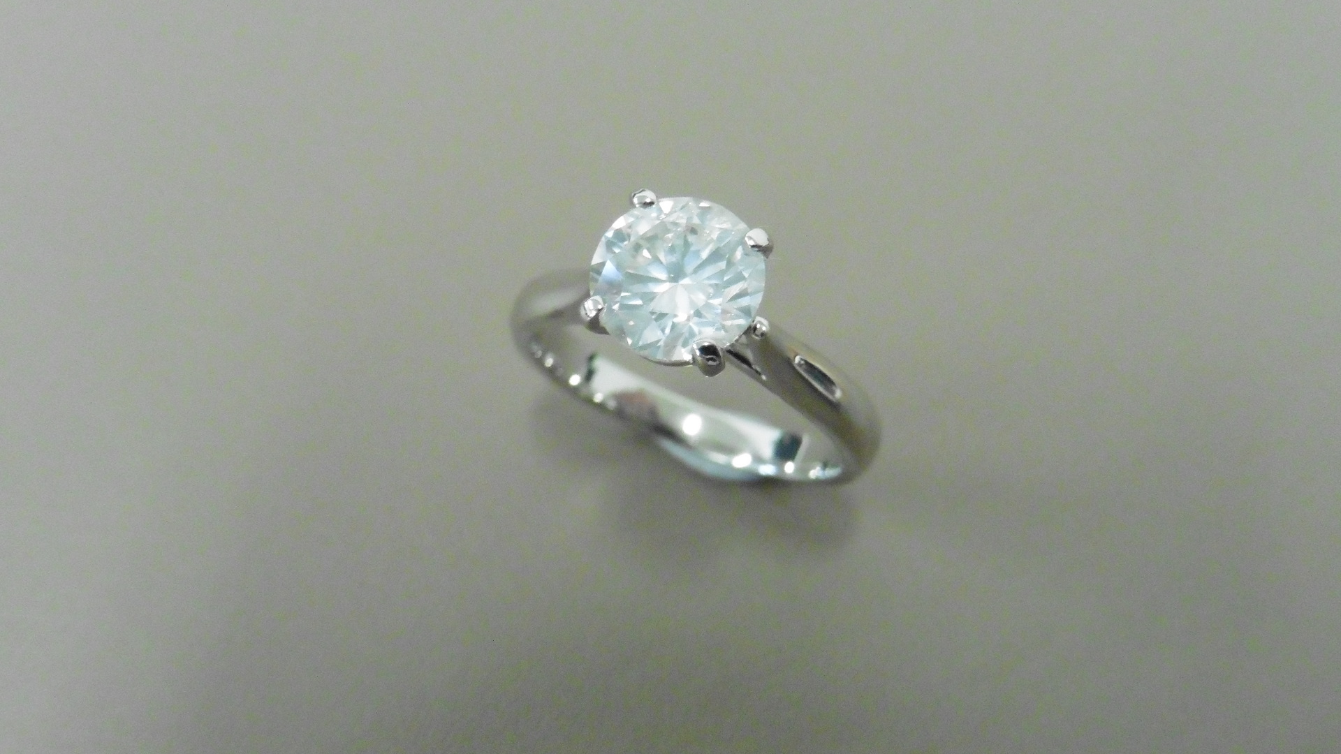 1.04ct diamond solitaire ring with a brilliant cut diamond - Image 3 of 3