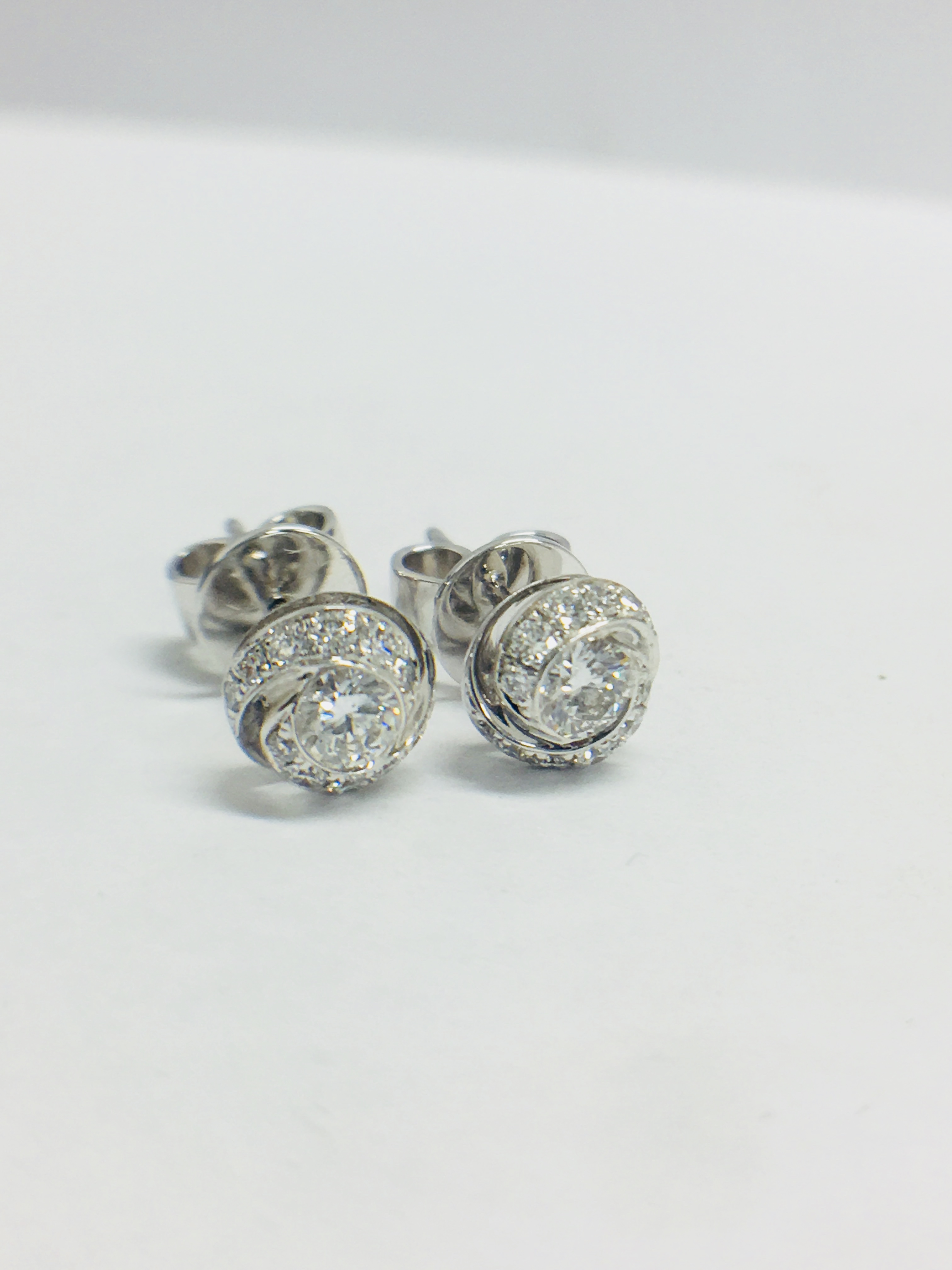 18ct diamond Stud Earrings ,diamonds are GH colour - Image 4 of 4