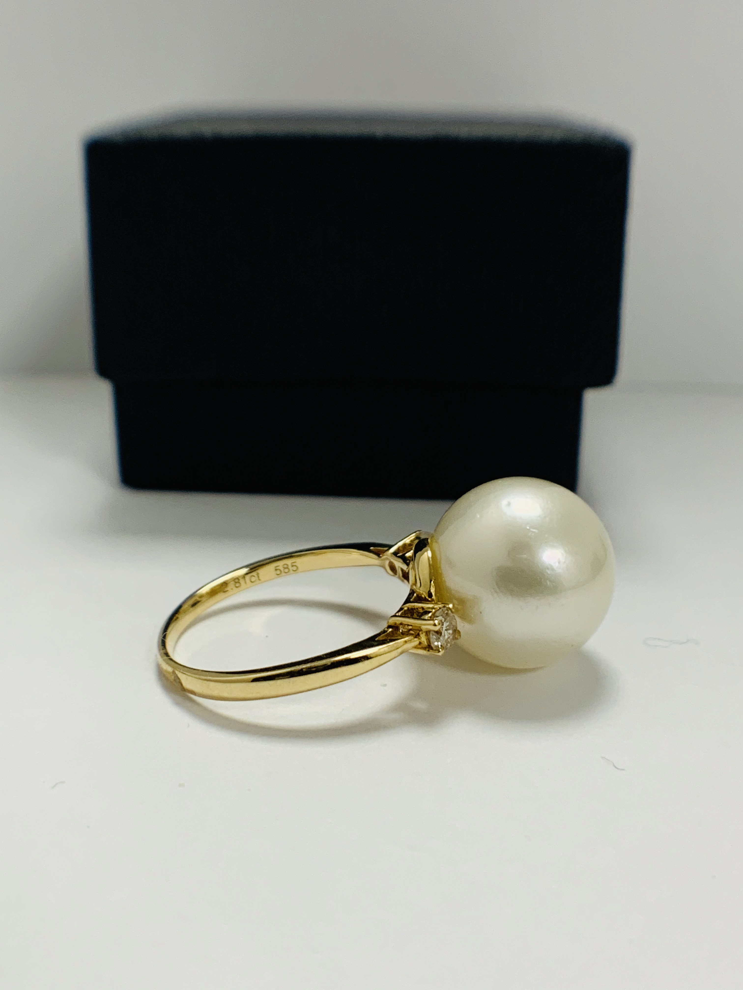 14ct Yellow Gold Pearl and Diamond ring featuring centre, South Sea Pearl, with 2 round brilliant cu - Image 6 of 9