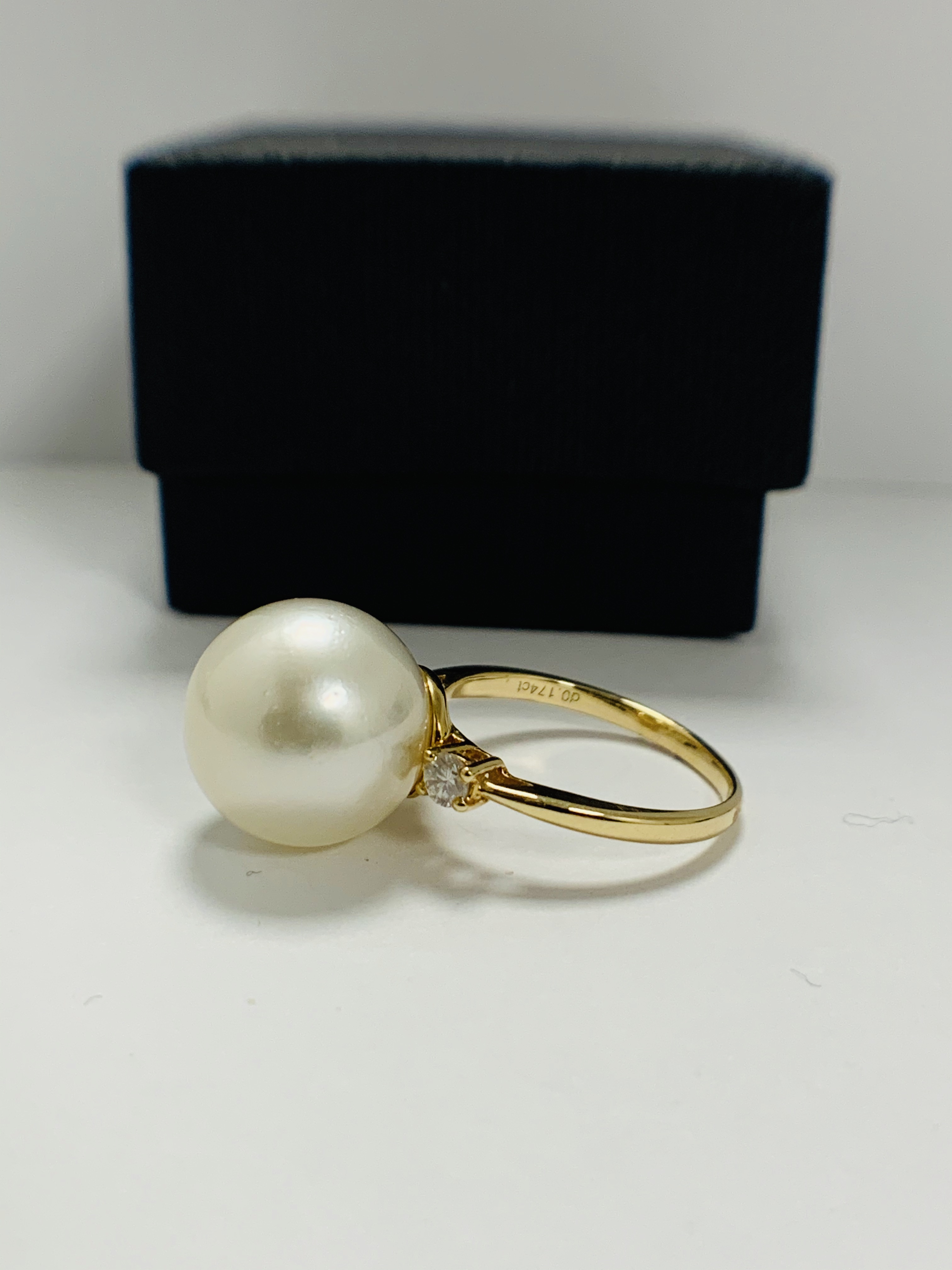14ct Yellow Gold Pearl and Diamond ring featuring centre, South Sea Pearl, with 2 round brilliant cu - Image 3 of 9