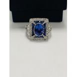 18ct White Gold Tanzanite, sapphire and Diamond ring featiurngg centre, oval cut Tanzanite (0.84ct),