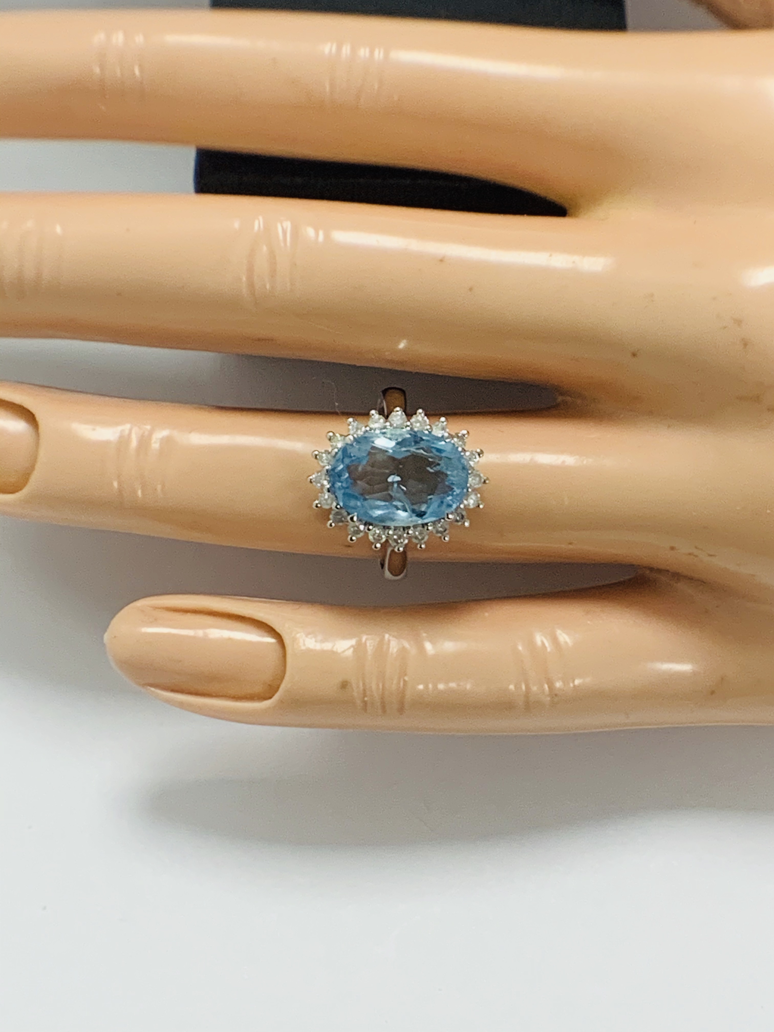 14ct White Gold Aquamarine and Diamond ring featuring centre, oval cut Aquamarine (3.16c), claw set, - Image 9 of 11