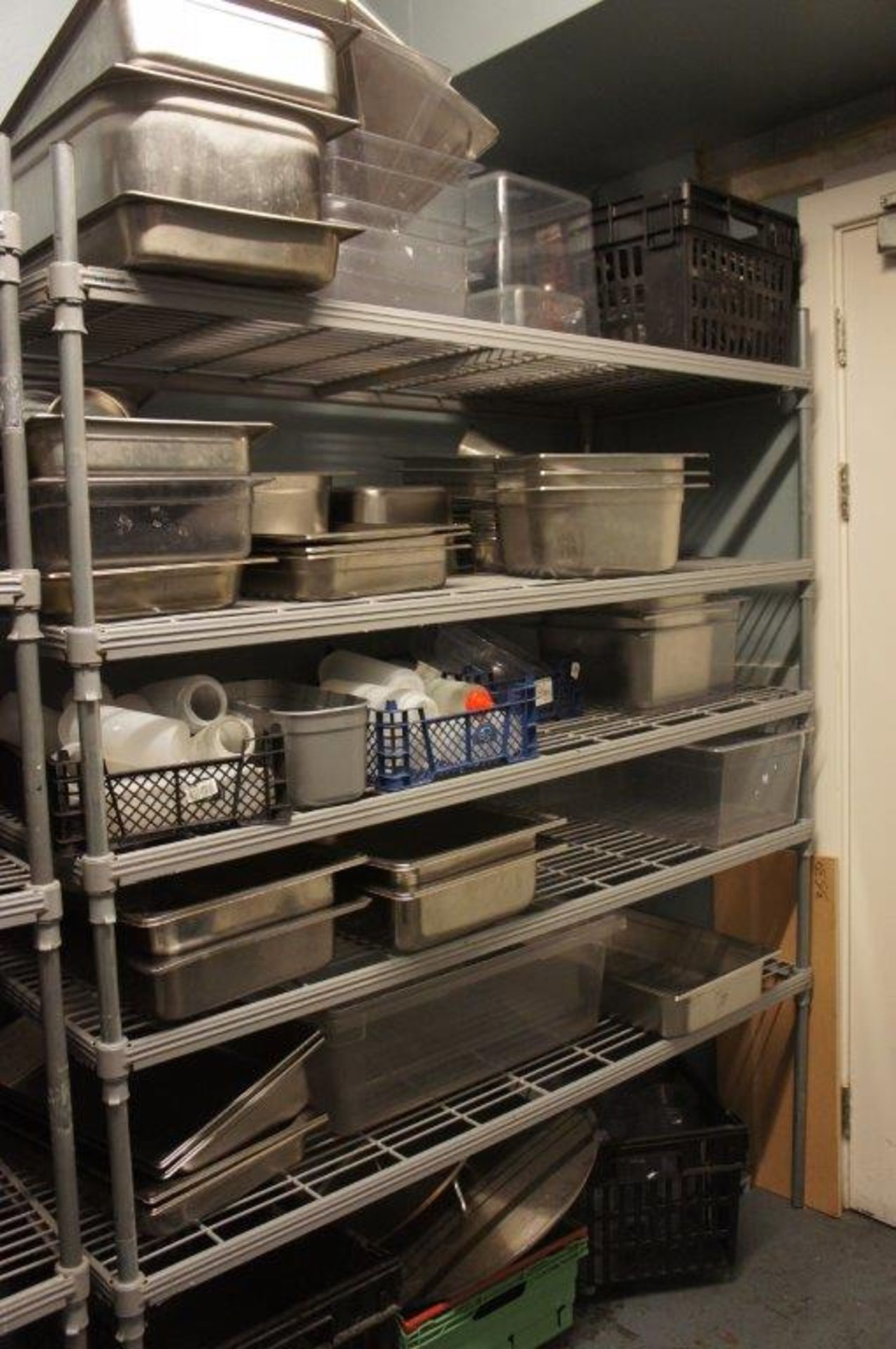 The contents of the service lift area - Image 5 of 7