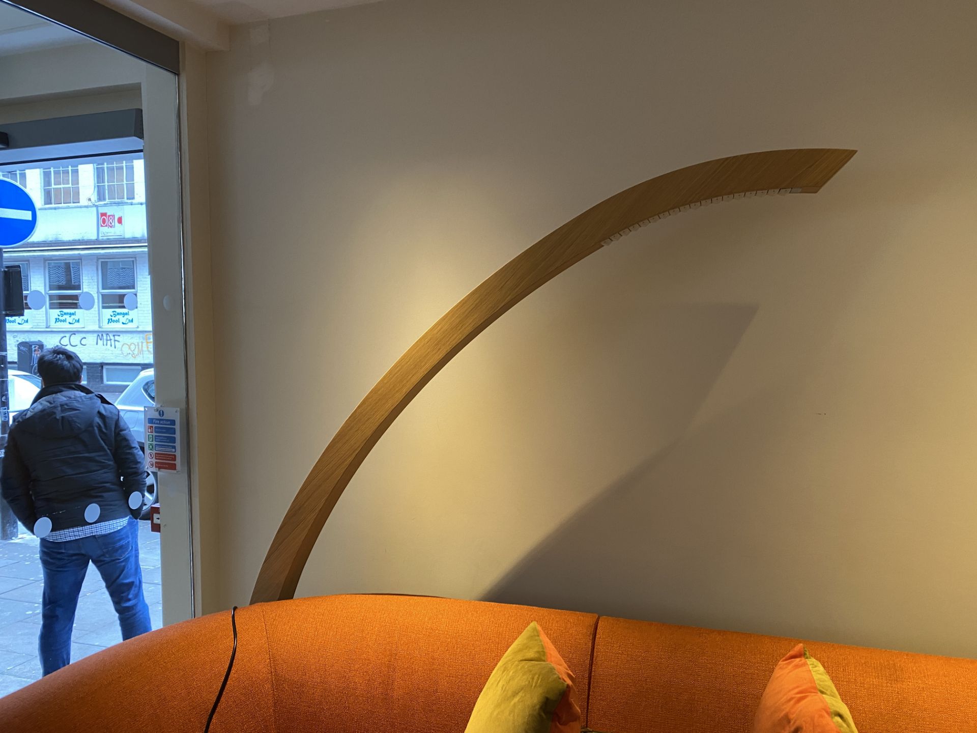 Very Large Curved Feature Floor Lamp - Image 5 of 7