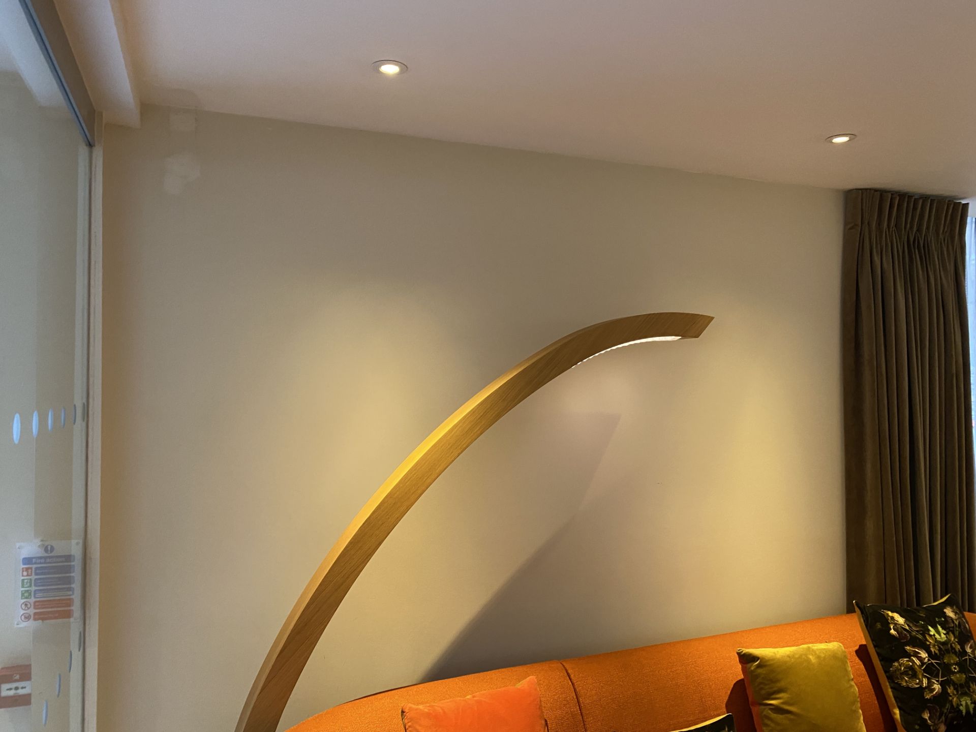 Very Large Curved Feature Floor Lamp - Image 4 of 7