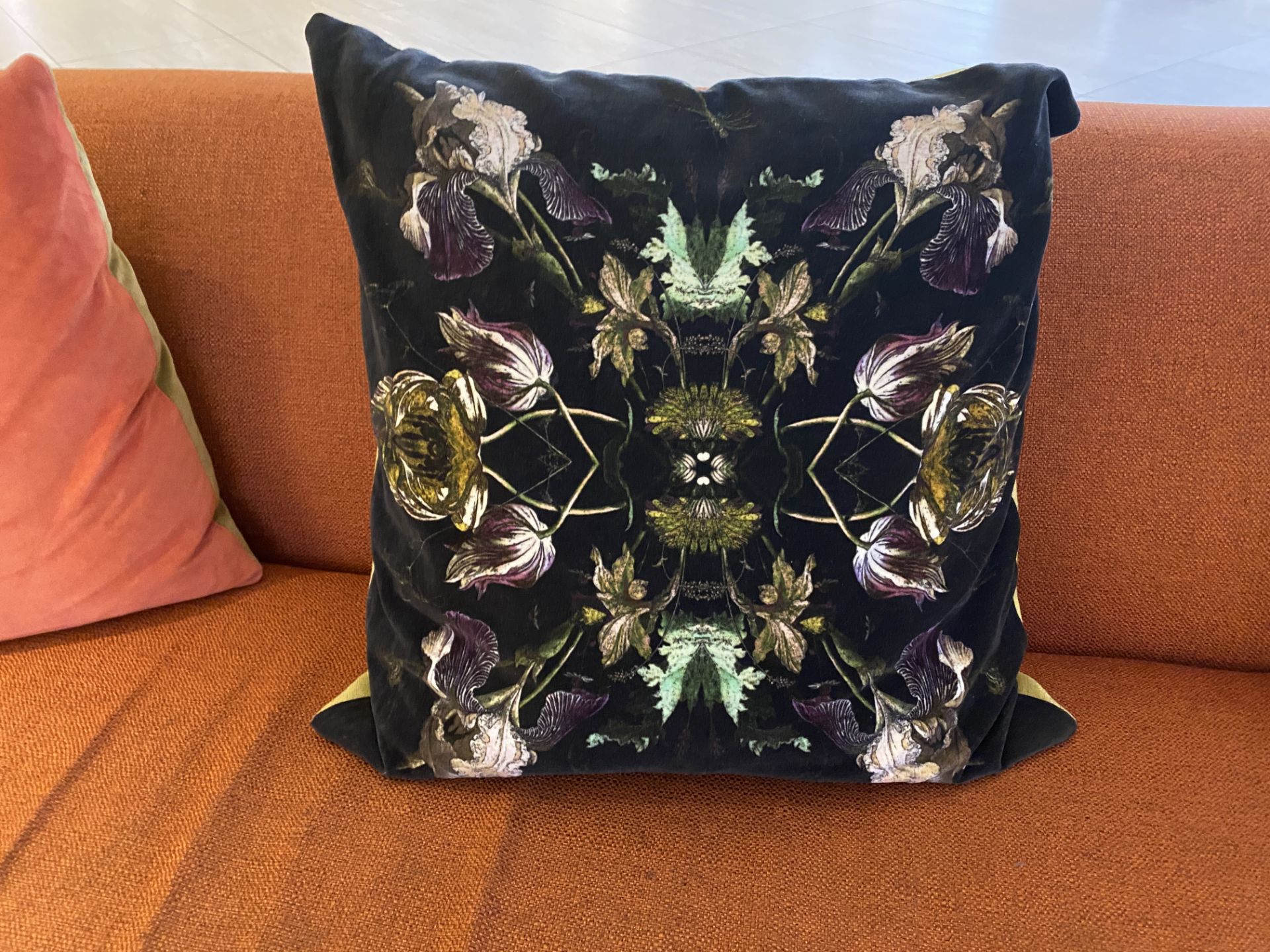 6 commercial grade designer cushions - Image 2 of 4