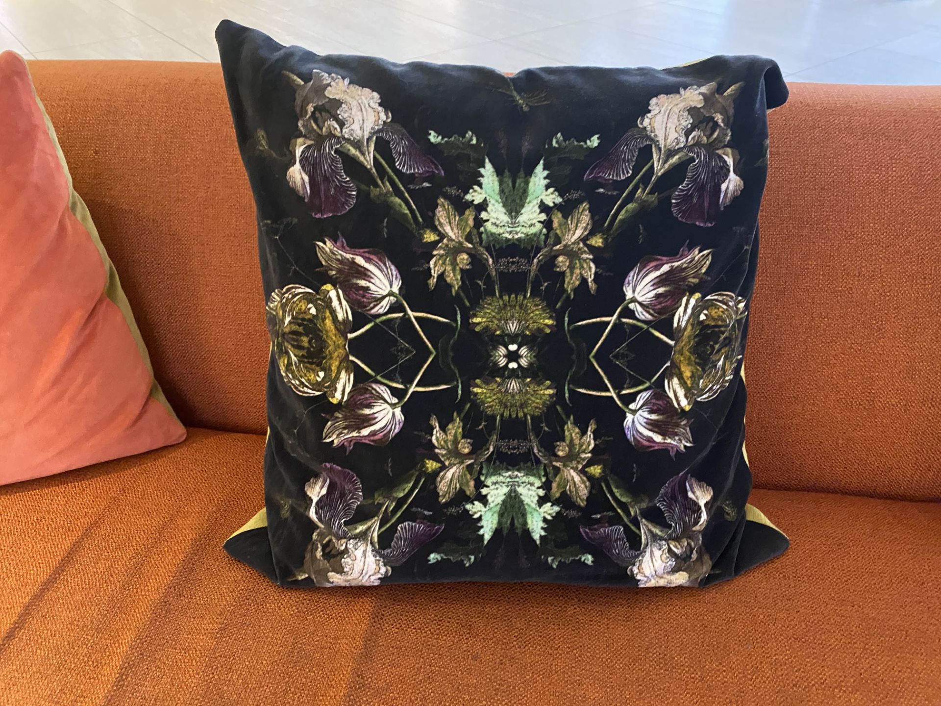 6 Commercial Grade Designer Cushions - Image 2 of 4