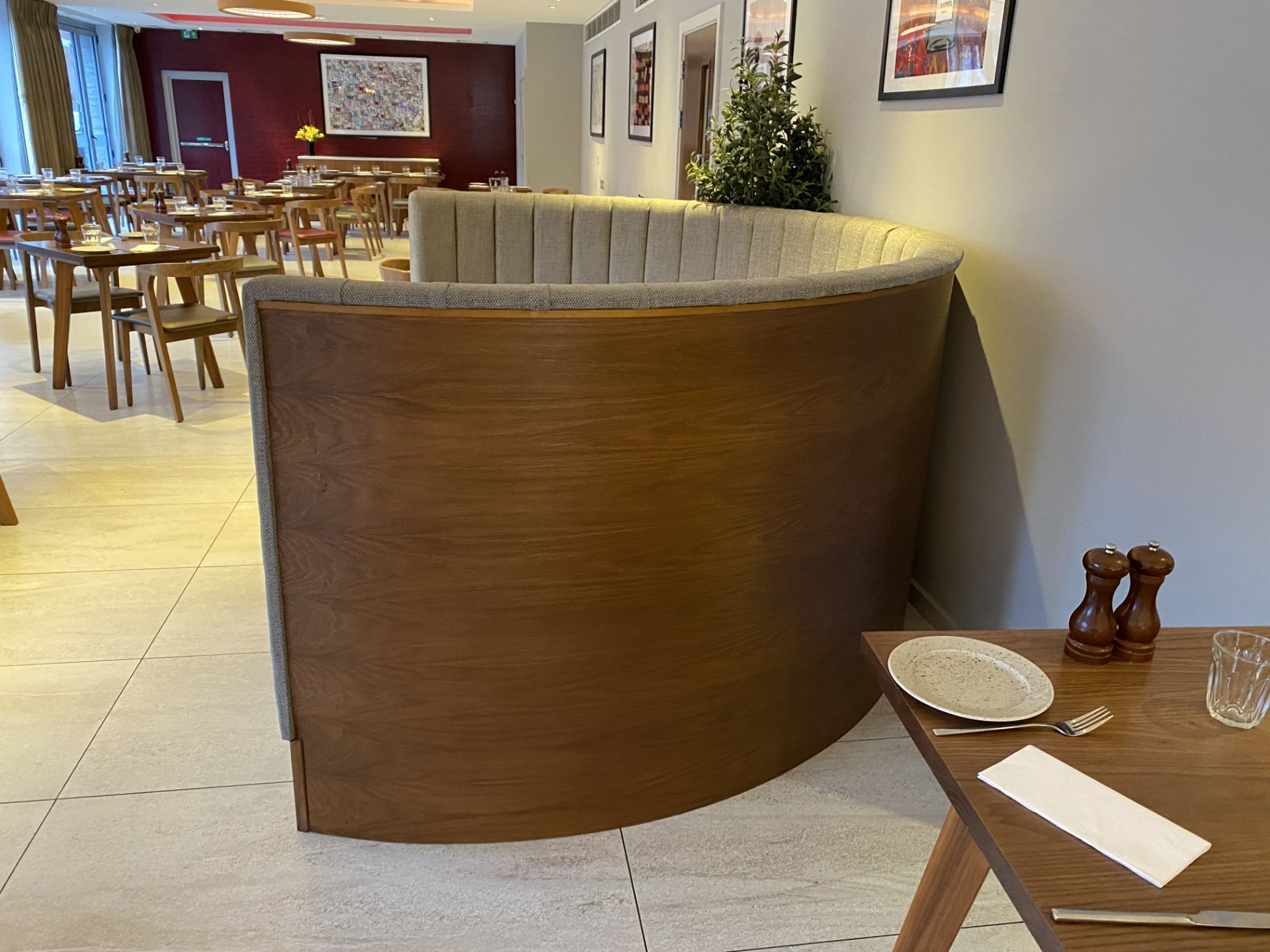 Huge restaurant booth and round circular table - Image 2 of 3