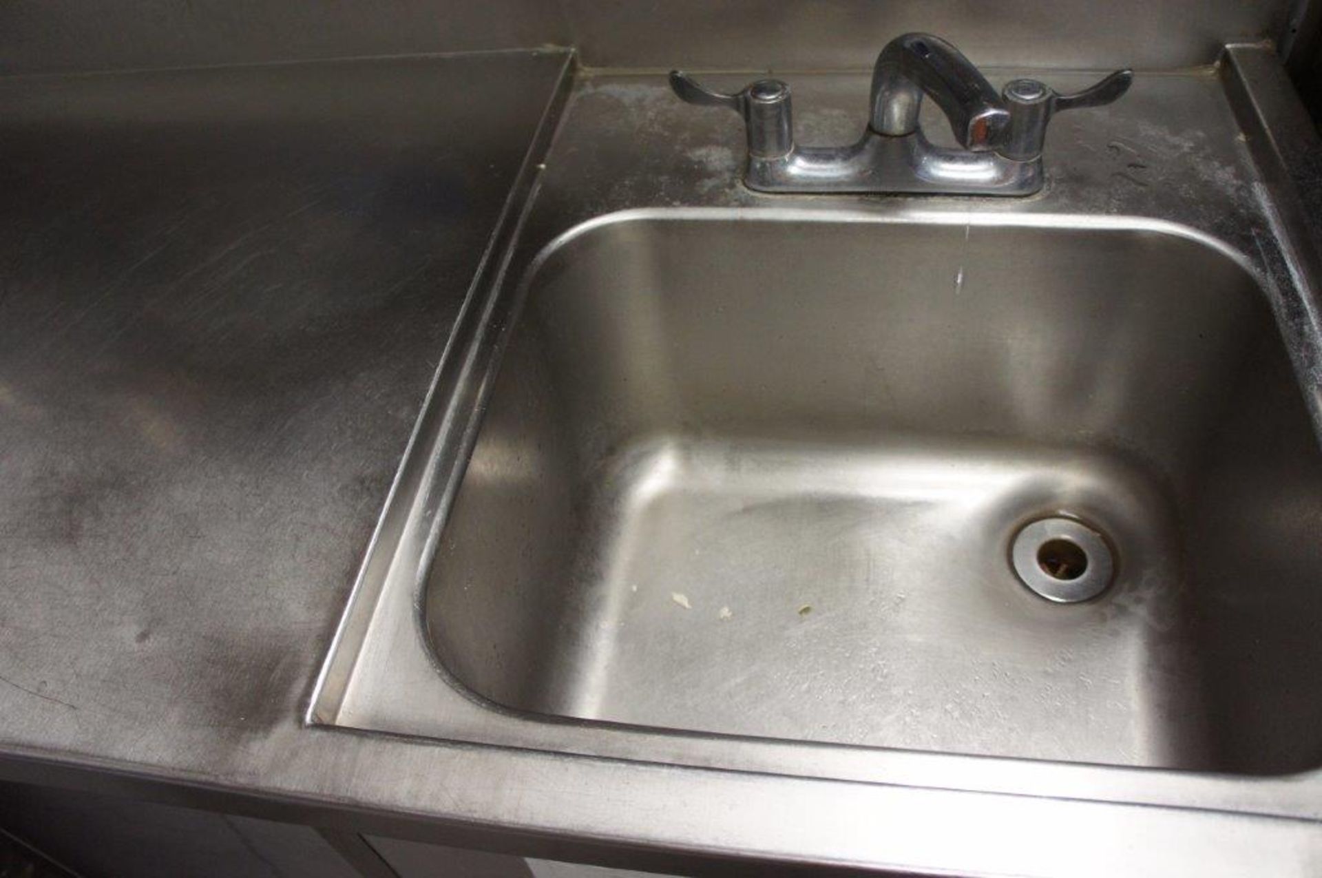 Sink unit with left hand return 950 x 1250 int., 1600 x 1900 ext. - Image 4 of 5