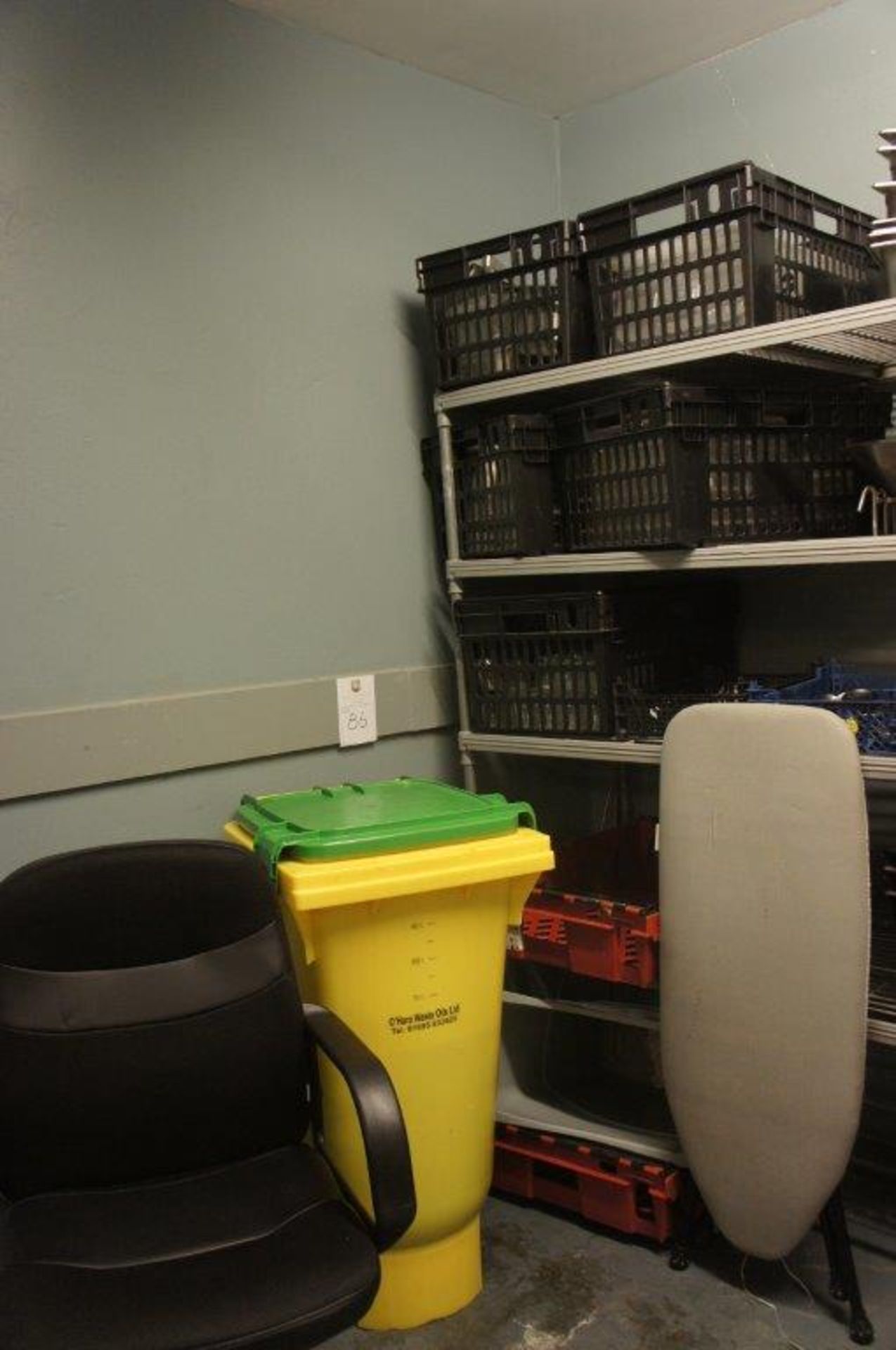 The contents of the service lift area - Image 4 of 7