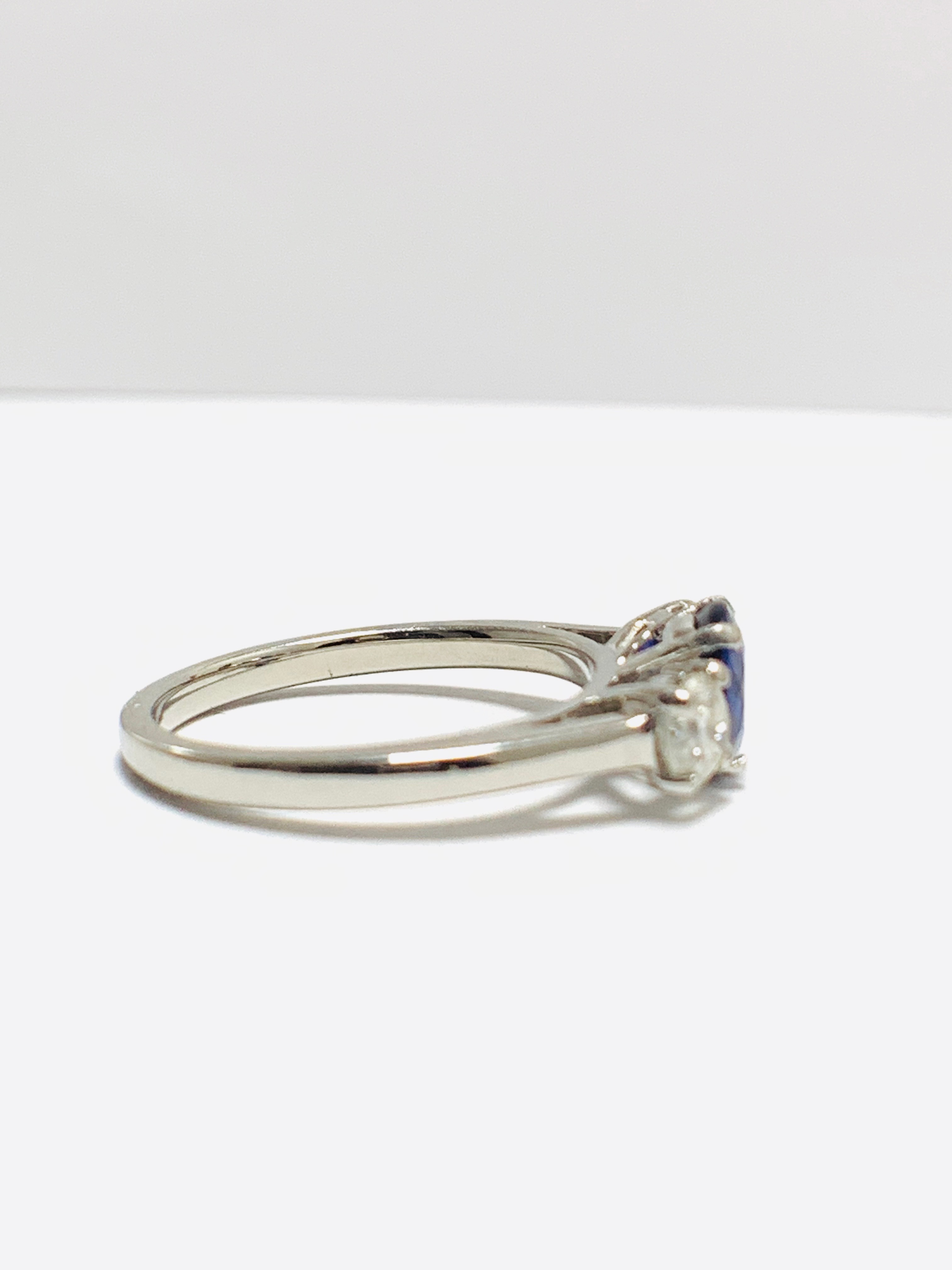 Platinum Sapphire diamond trilogy ring - Image 5 of 9
