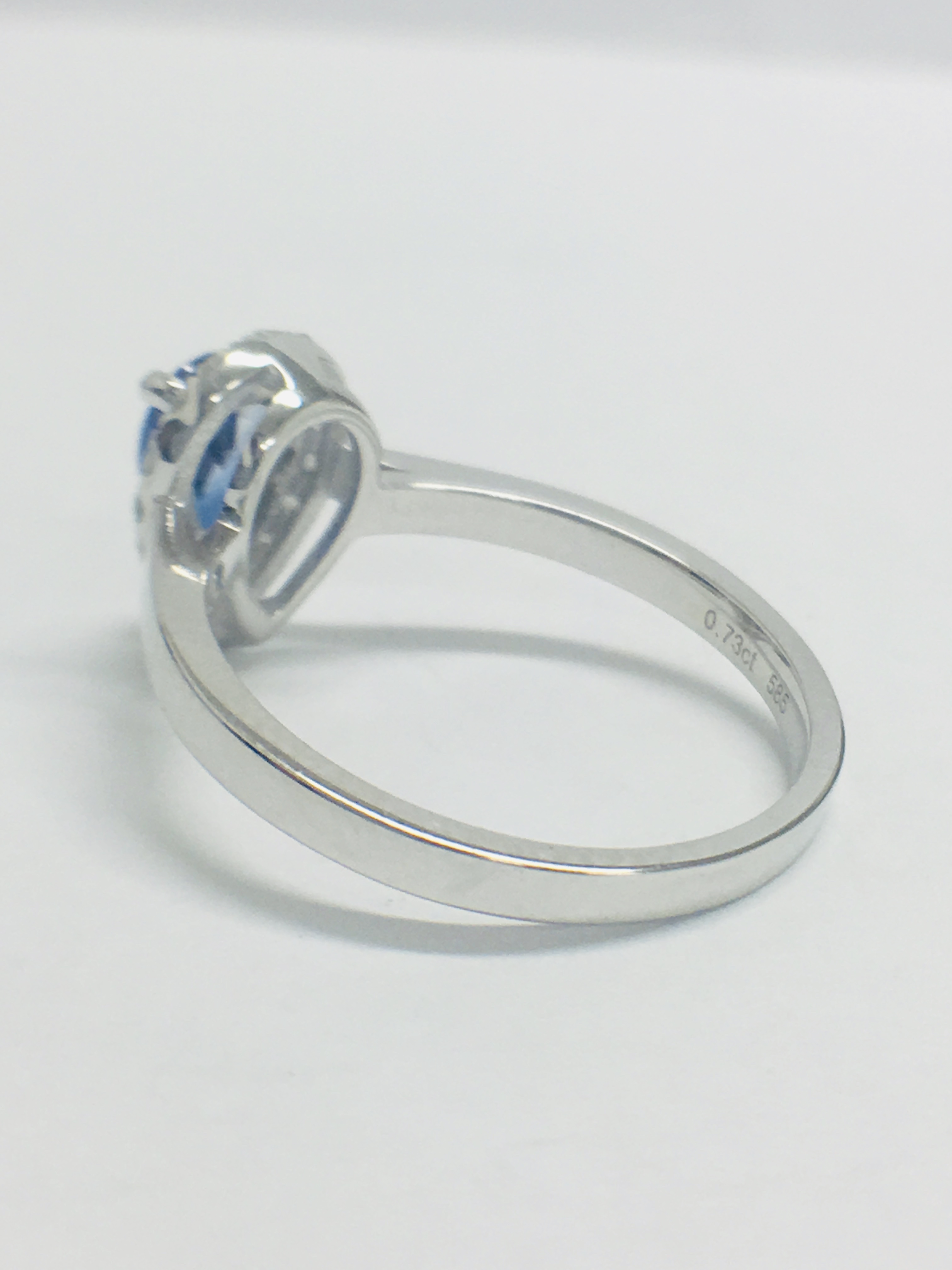 14Ct White Gold Sapphire And Diamond Ring. - Image 4 of 10