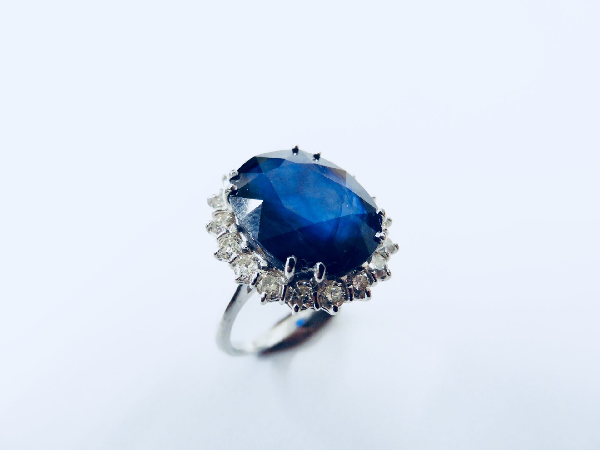 10Ct Sapphire And Diamond Cluster Ring. - Image 3 of 9