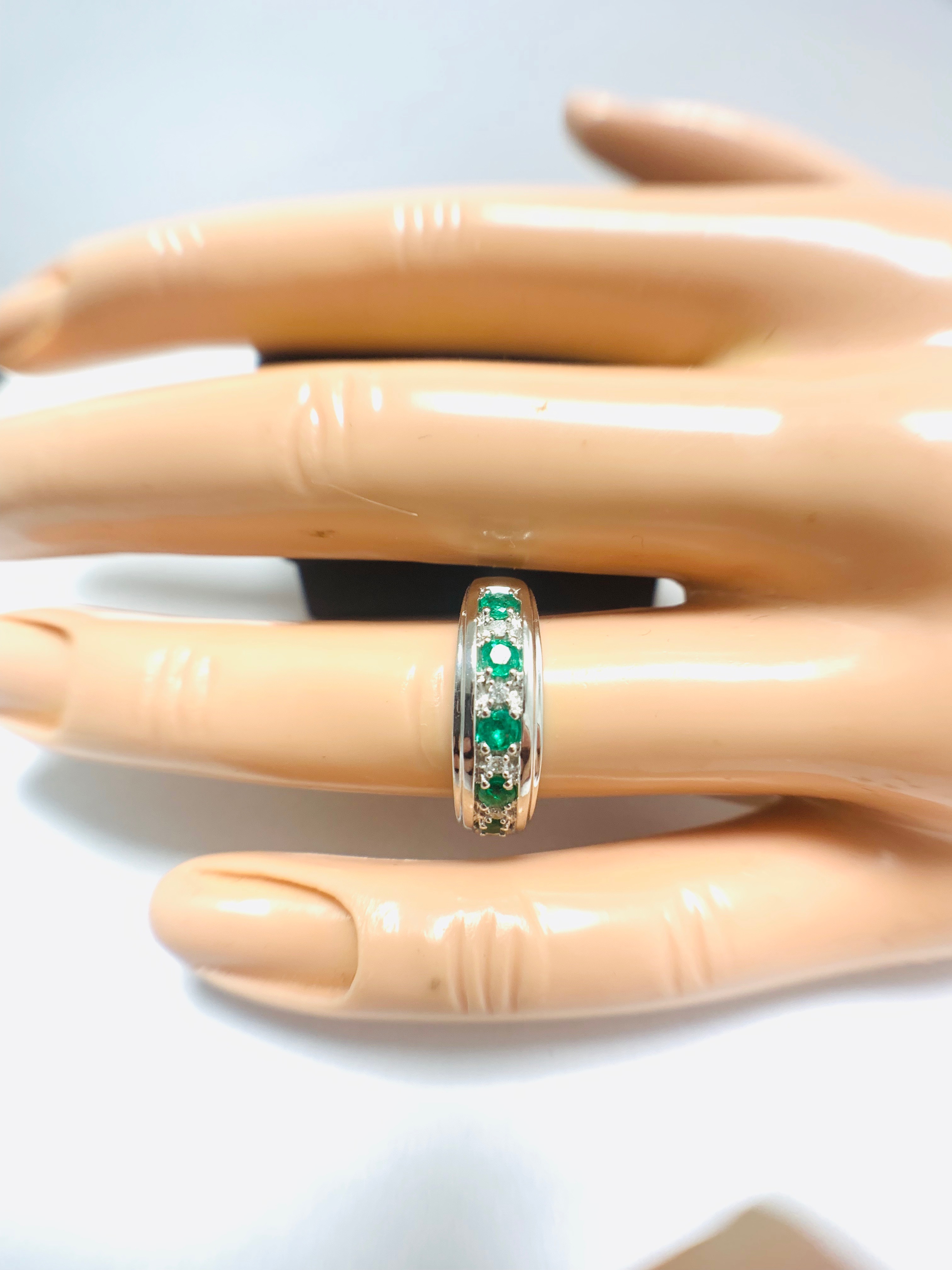 9ct white gold emerald diamond band ring. - Image 8 of 8