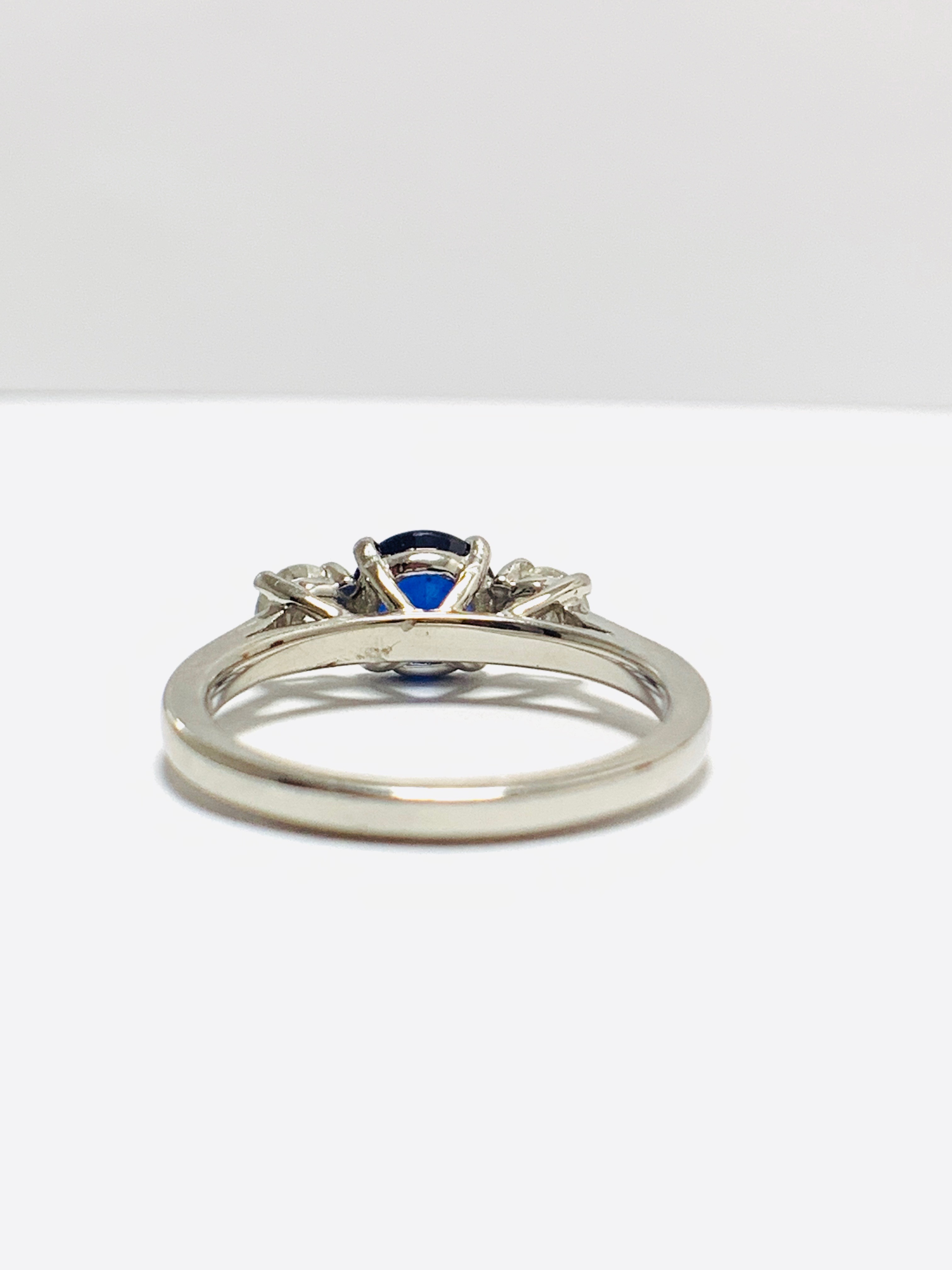 Platinum Sapphire diamond trilogy ring - Image 4 of 9