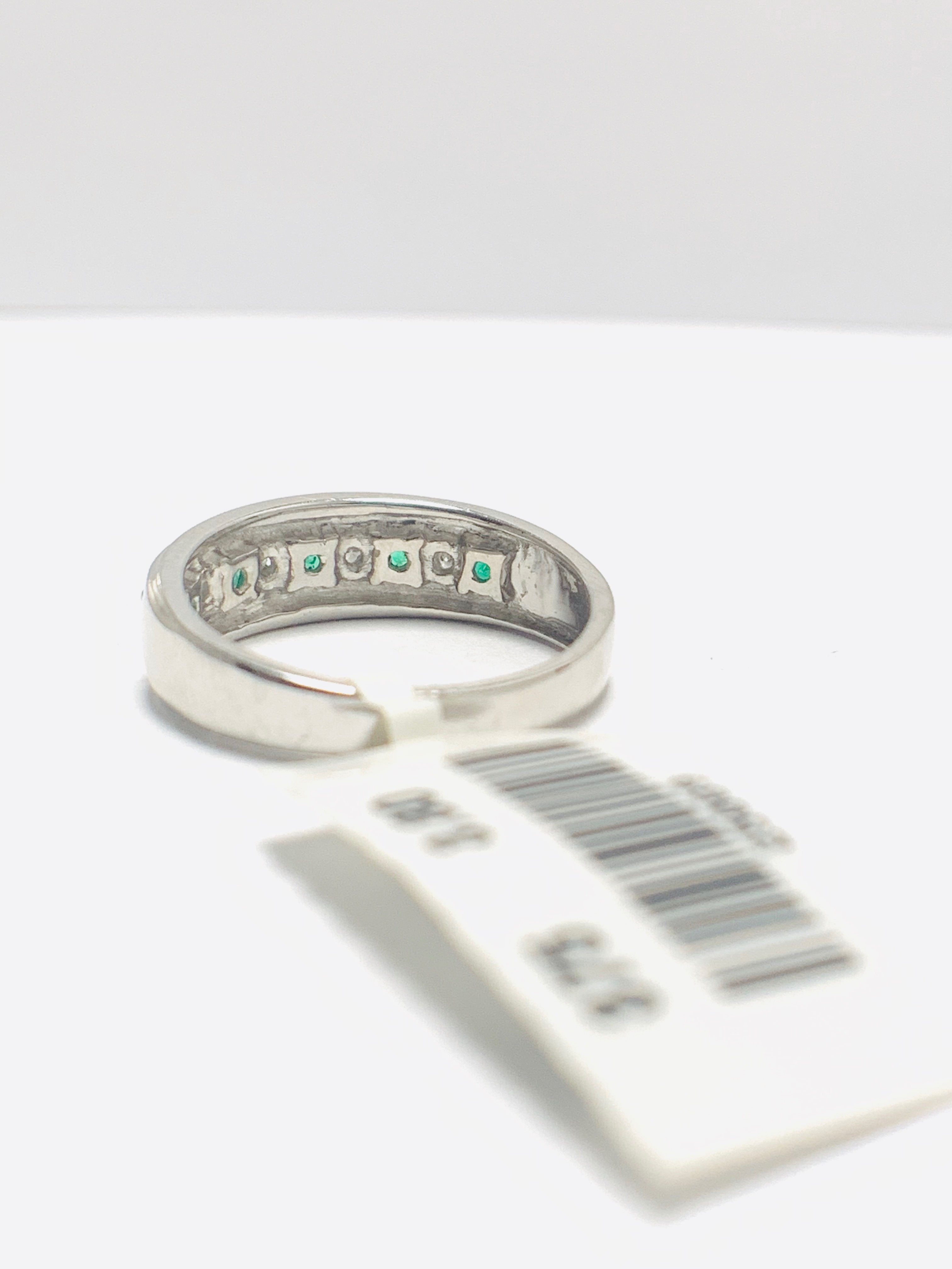 9ct white gold emerald diamond band ring. - Image 4 of 8