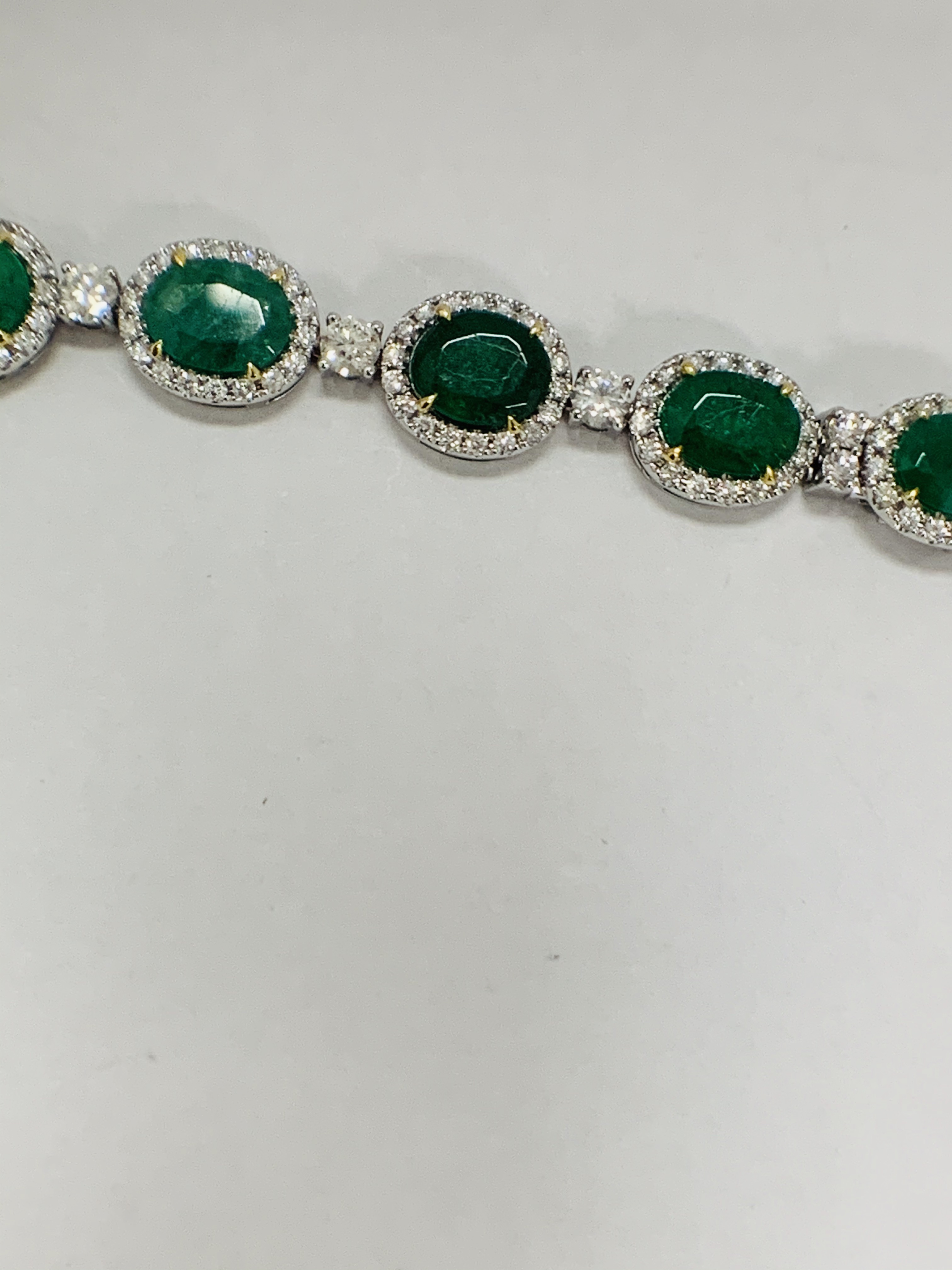 Platinum and Yellow Gold Emerald and Diamond necklace featuring, 29 oval cut, light to deep green Em - Image 26 of 36