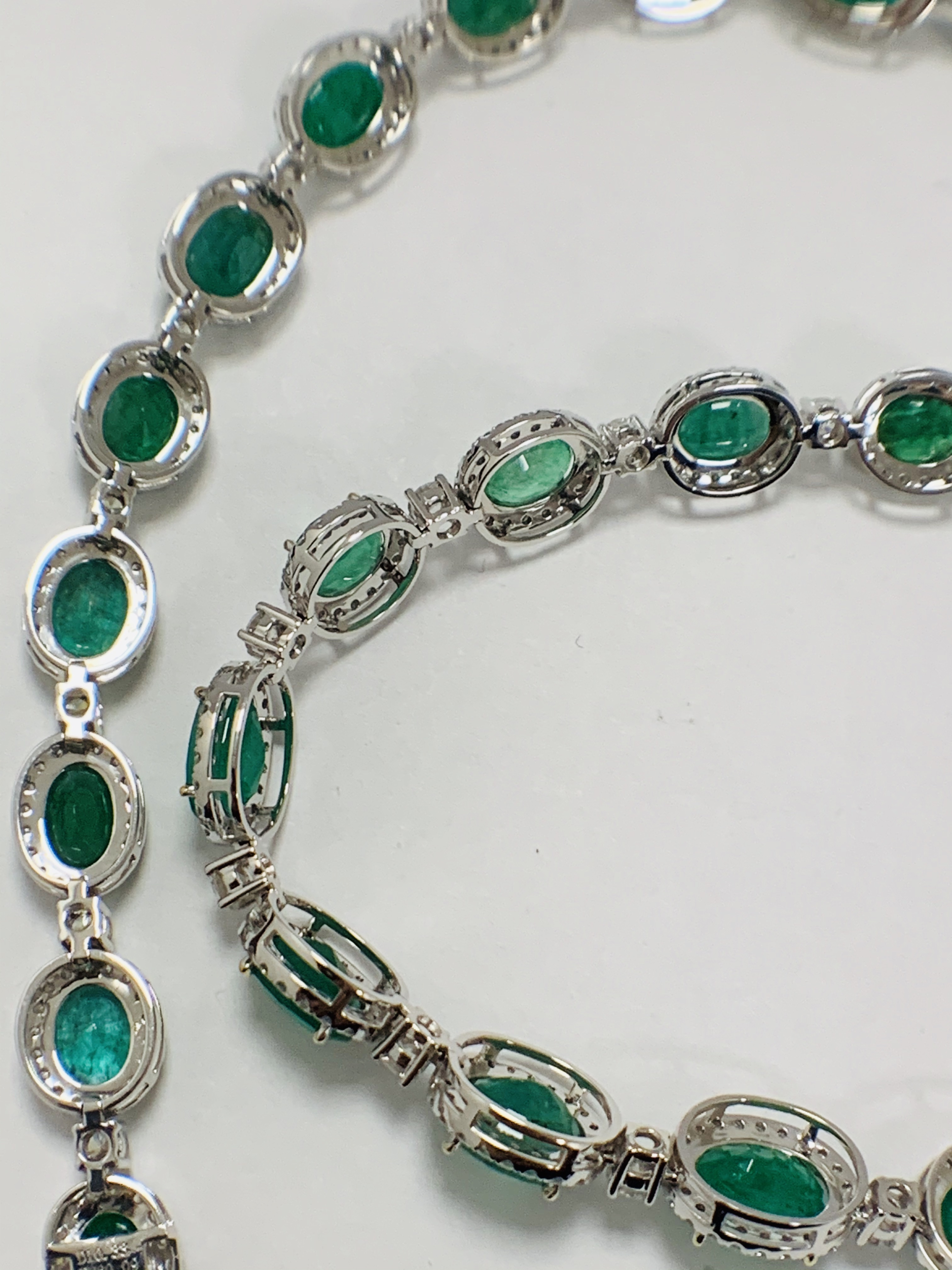 Platinum and Yellow Gold Emerald and Diamond necklace featuring, 29 oval cut, light to deep green Em - Image 15 of 36
