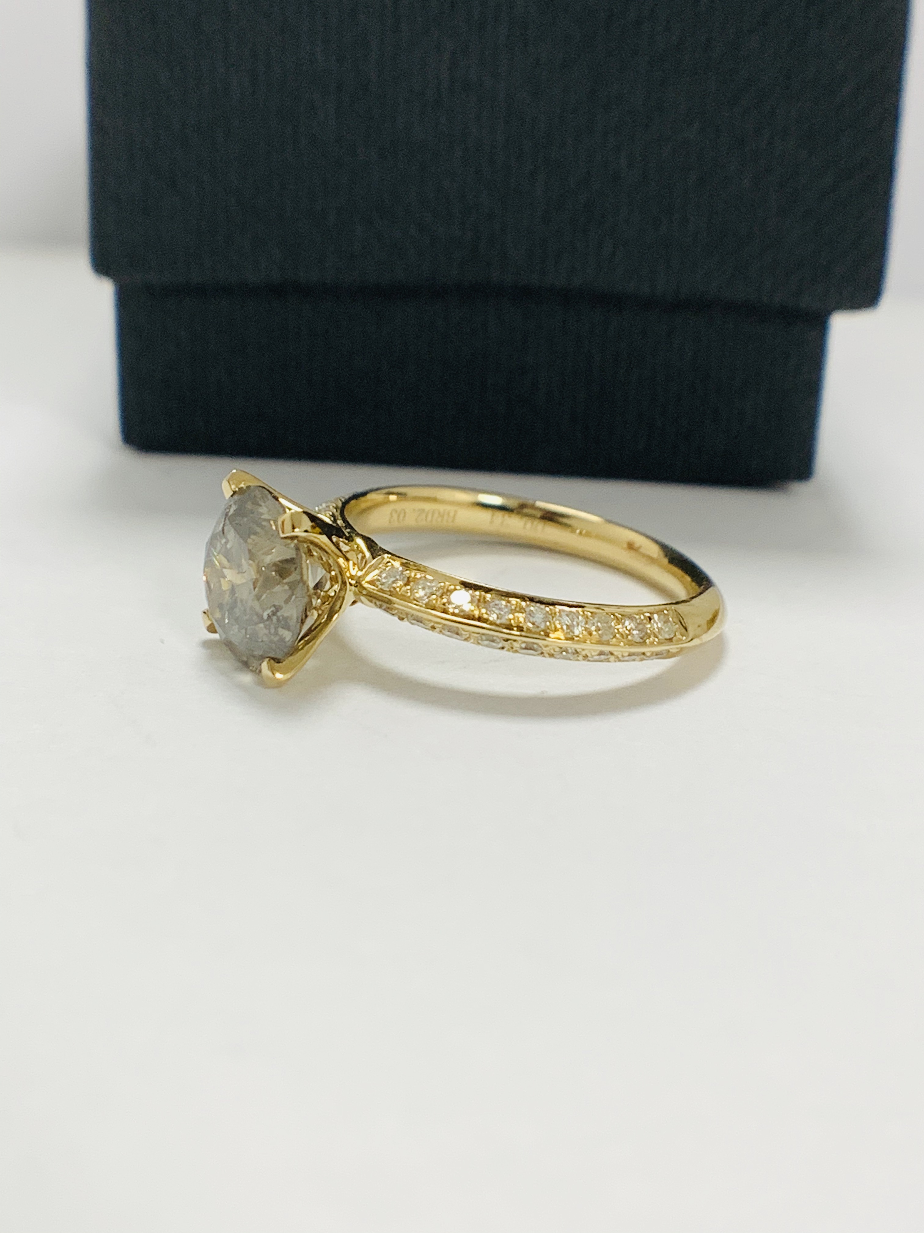 14ct Yellow Gold Diamond ring featuring centre, round brilliant cut, cognac Diamond (2.03ct), claw s - Image 3 of 13