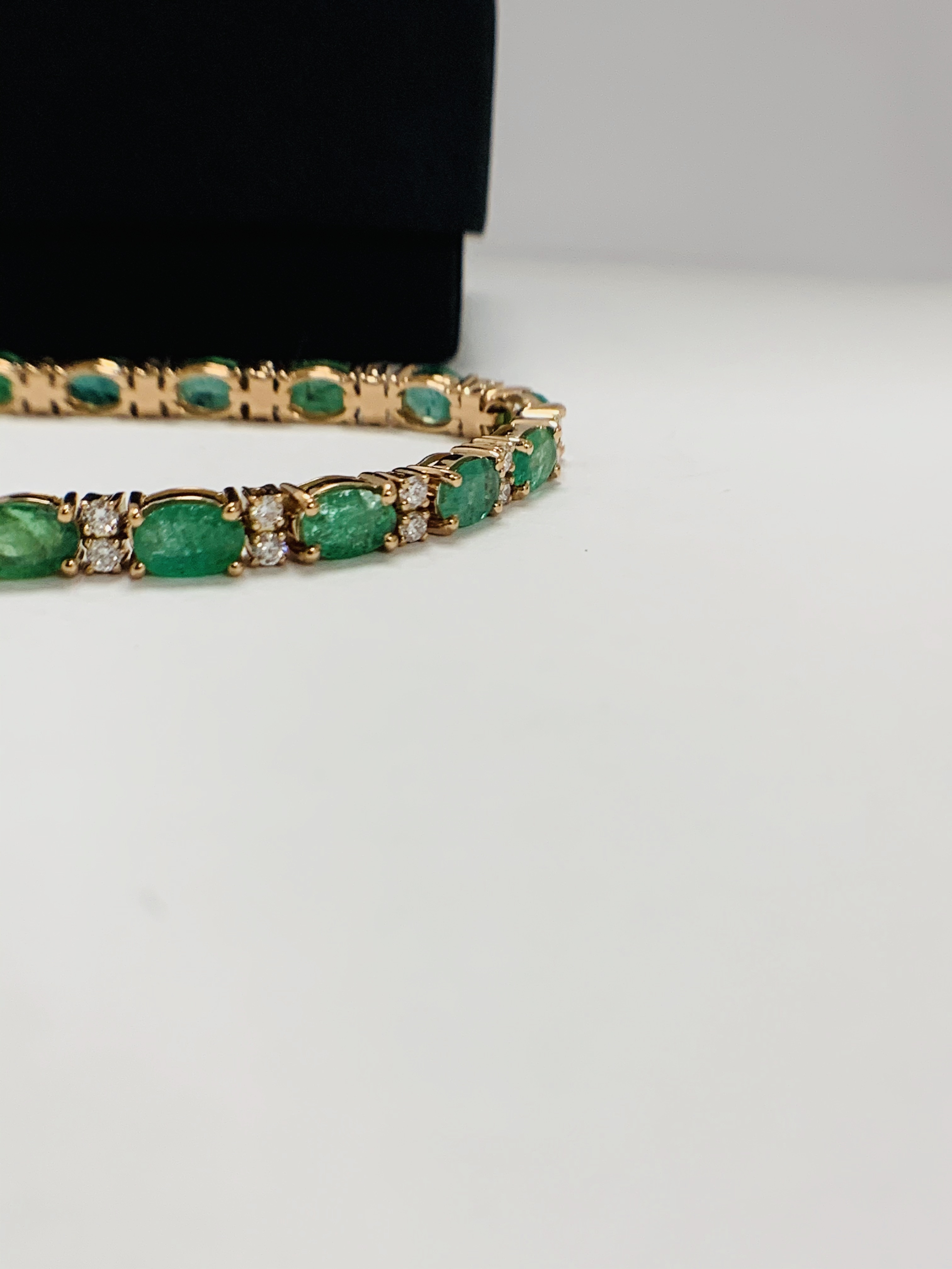 14ct Rose Gold Emerald and Diamond bracelet featuring, 21 oval cut, light green Emeralds (9.03ct TSW - Image 7 of 19