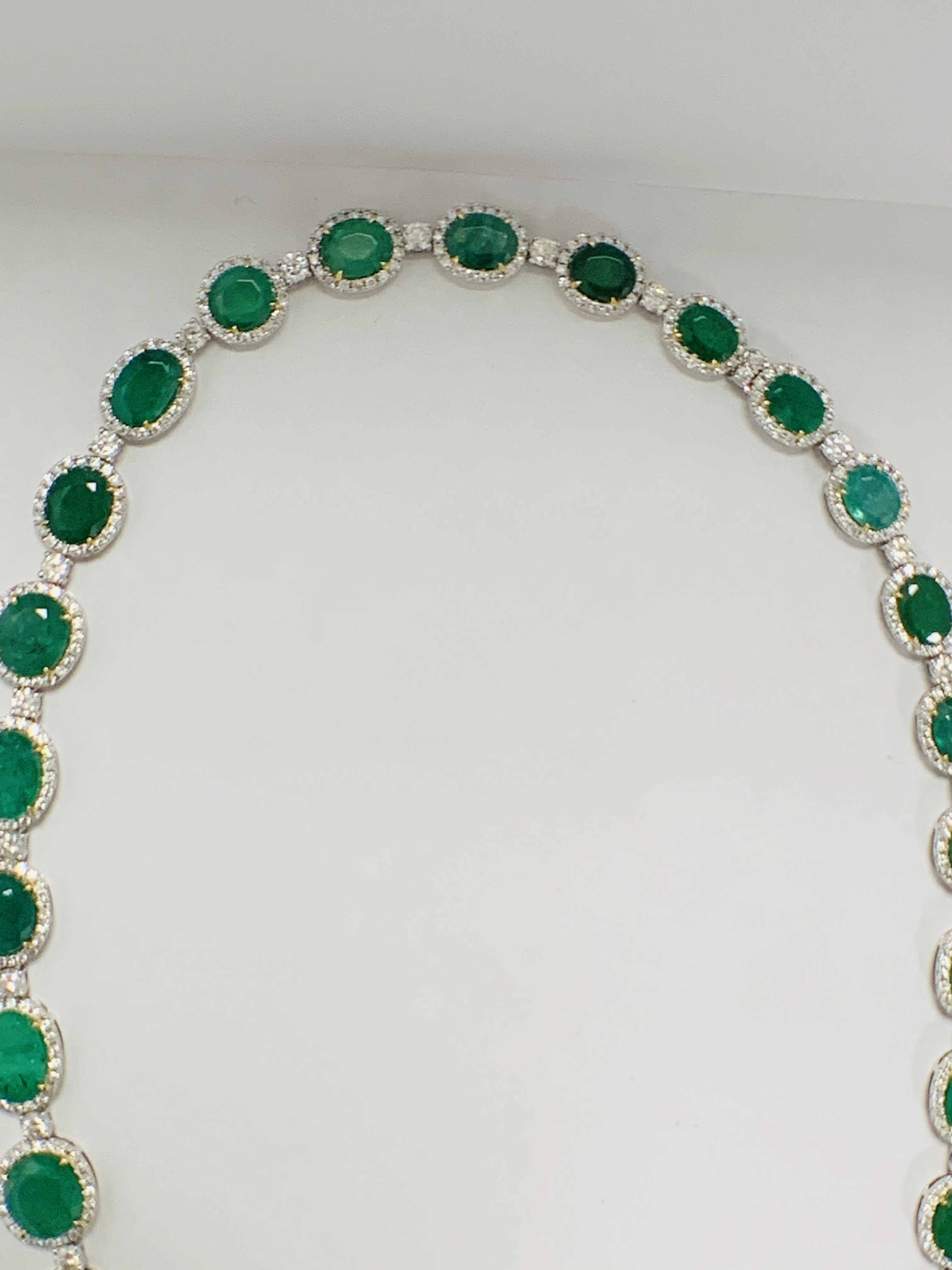 Platinum and Yellow Gold Emerald and Diamond necklace featuring, 29 oval cut, light to deep green Em - Image 32 of 36